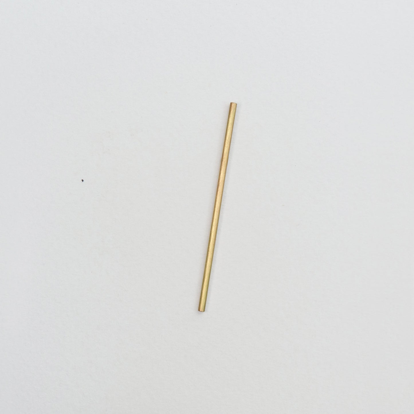 18KT yellow gold earring worn by a female ear - Linea 1E