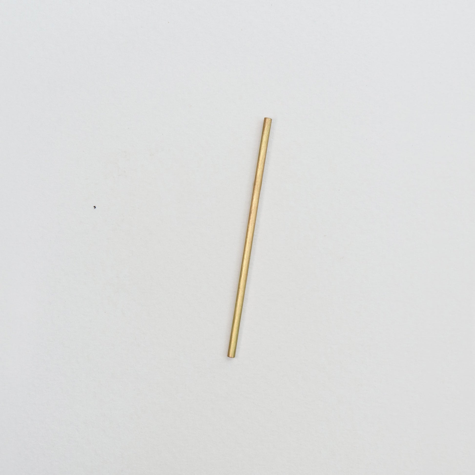 18KT yellow gold earring worn by a female ear - Linea 1E