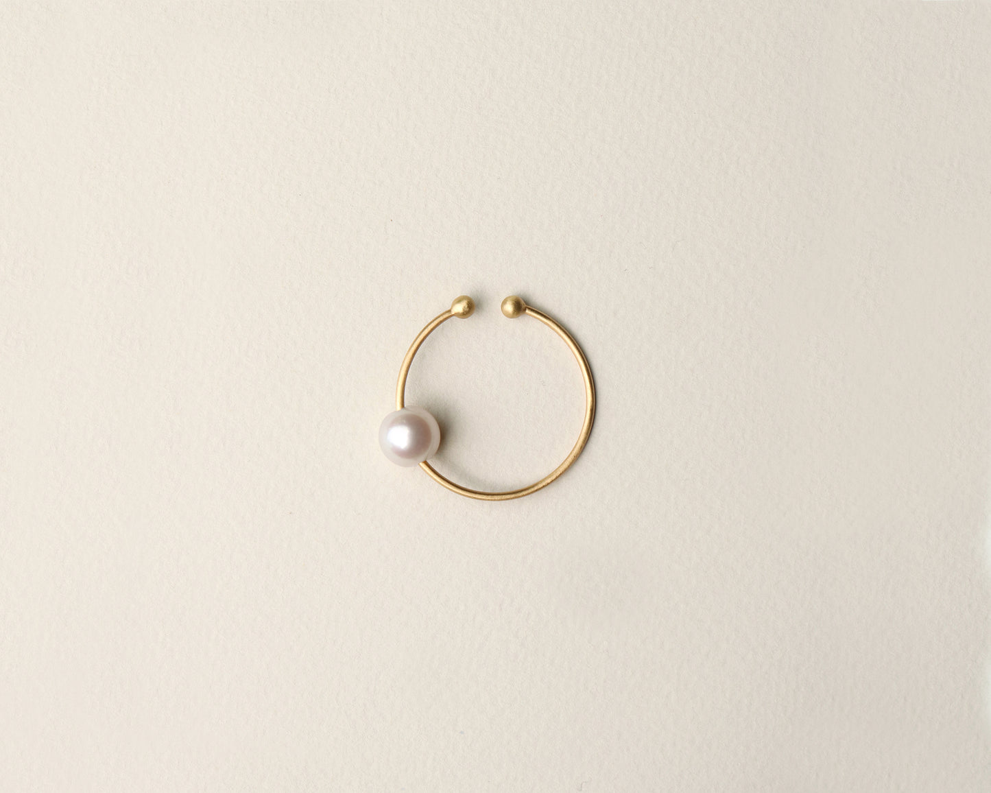 18KT yellow gold earring ear cuff with pearlvworn by a female ear - Cerchio