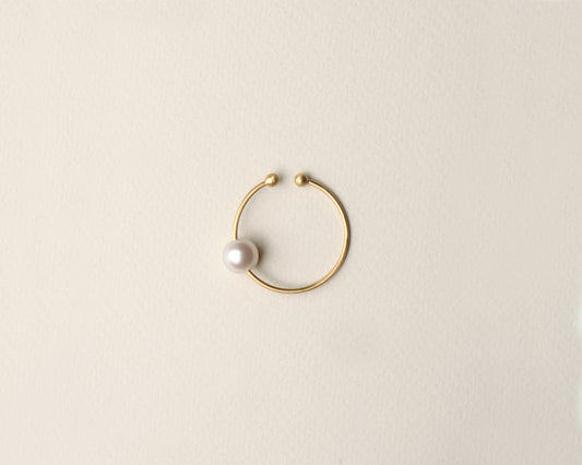 18KT yellow gold earring ear cuff with pearlvworn by a female ear - Cerchio