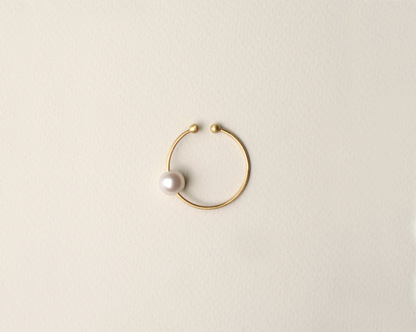 18KT yellow gold earring ear cuff with pearlvworn by a female ear - Cerchio