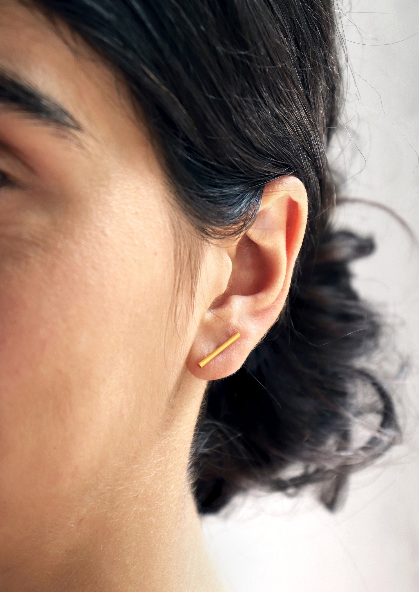 18KT yellow gold earring worn by a female ear - Linea 2E