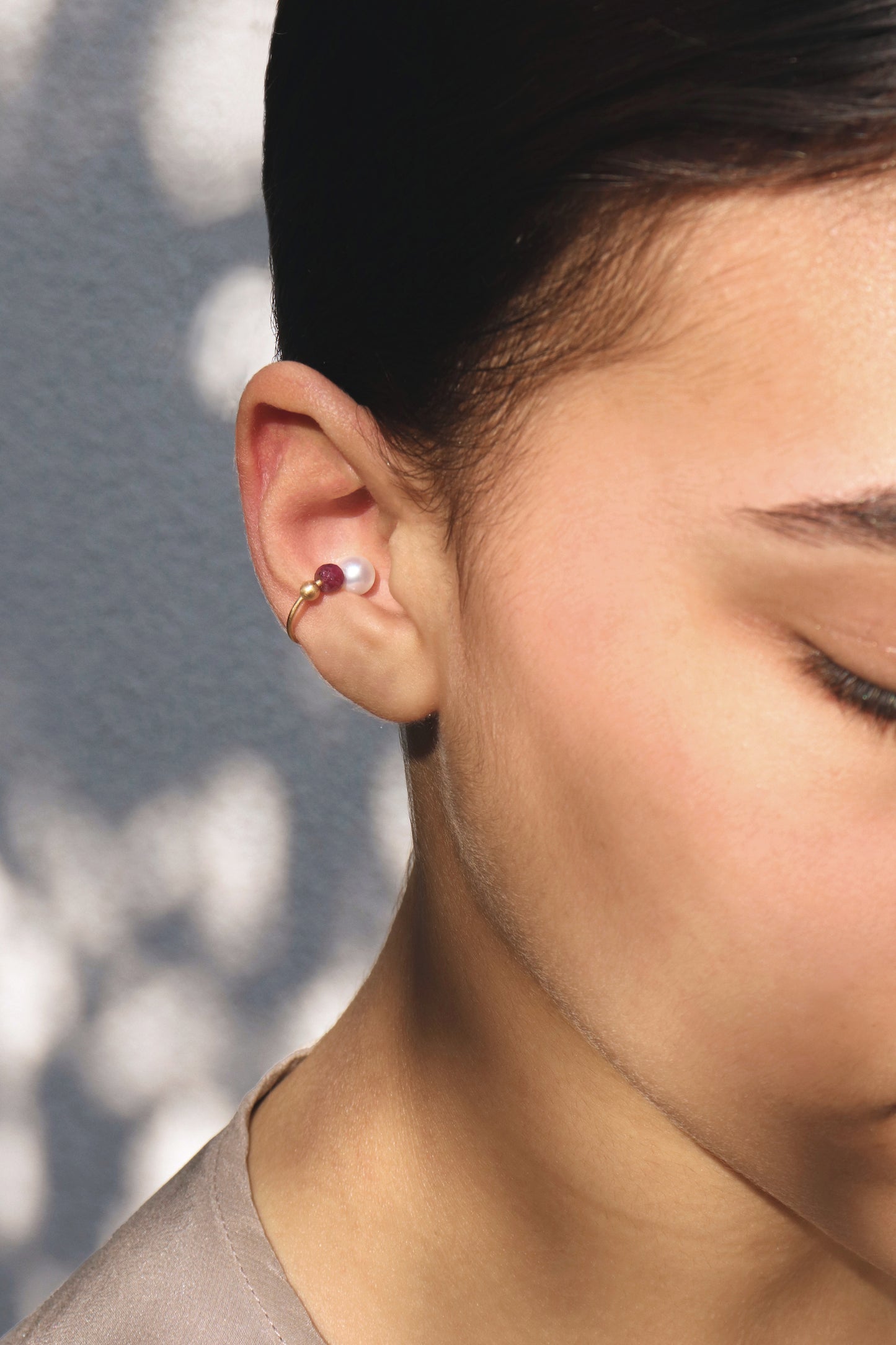 18KT yellow gold earring ear cuff with freshwater pearls and ruby - Dots rp