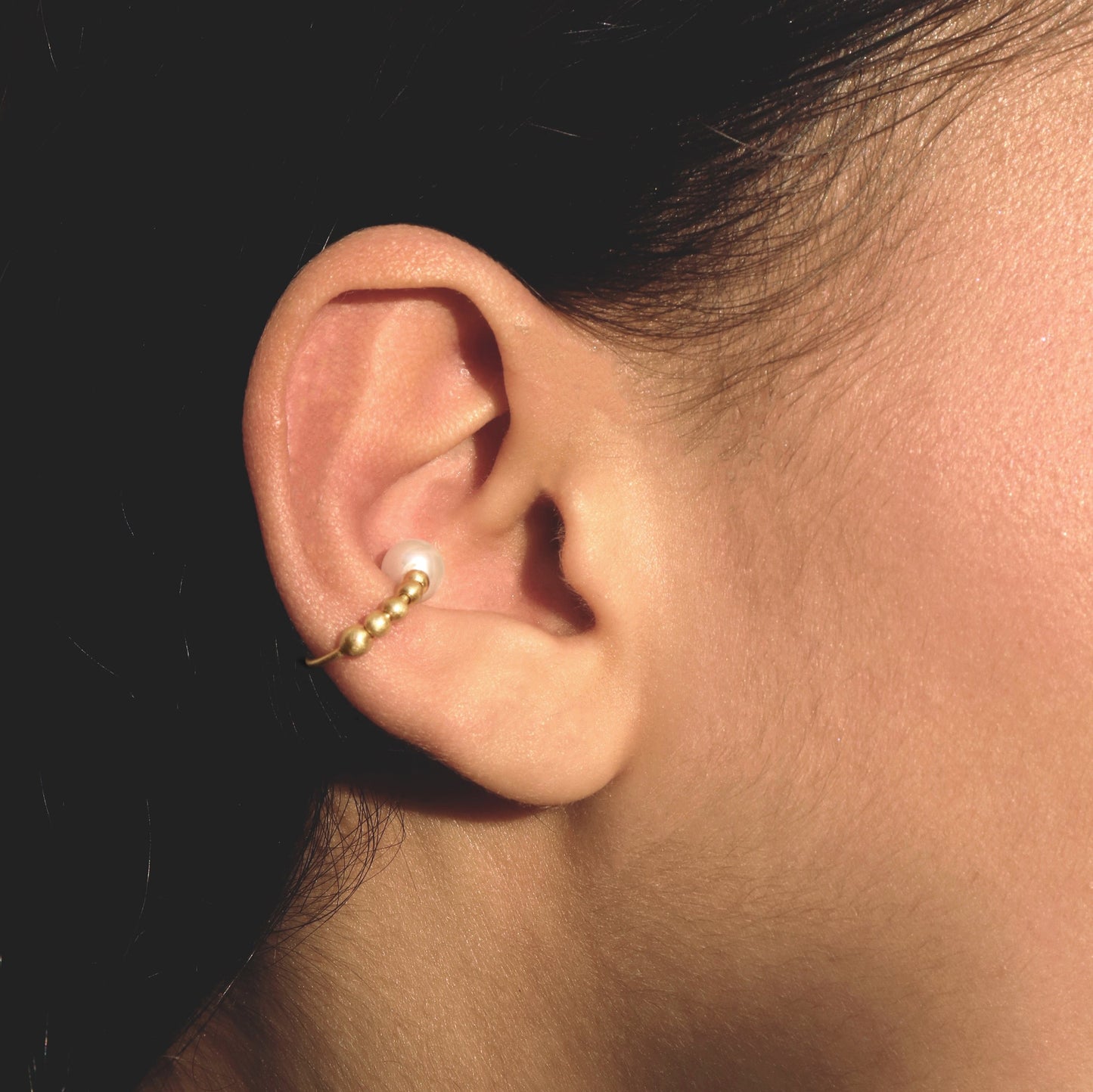 18KT yellow gold earring ear cuff with freshwater pearl - Dots Sfere