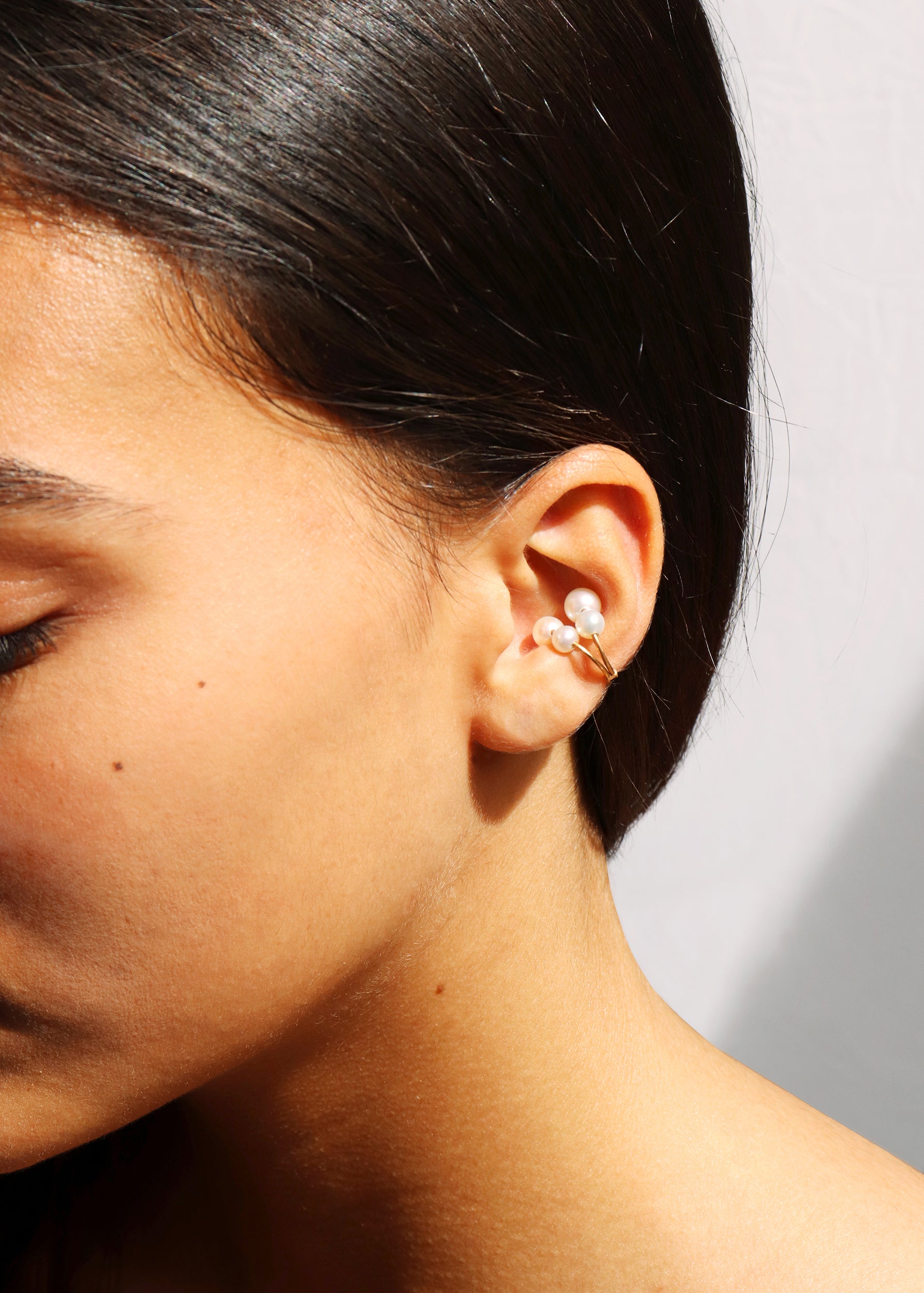 18KT yellow gold earring ear cuff with pearlvworn by a female ear - Doppio