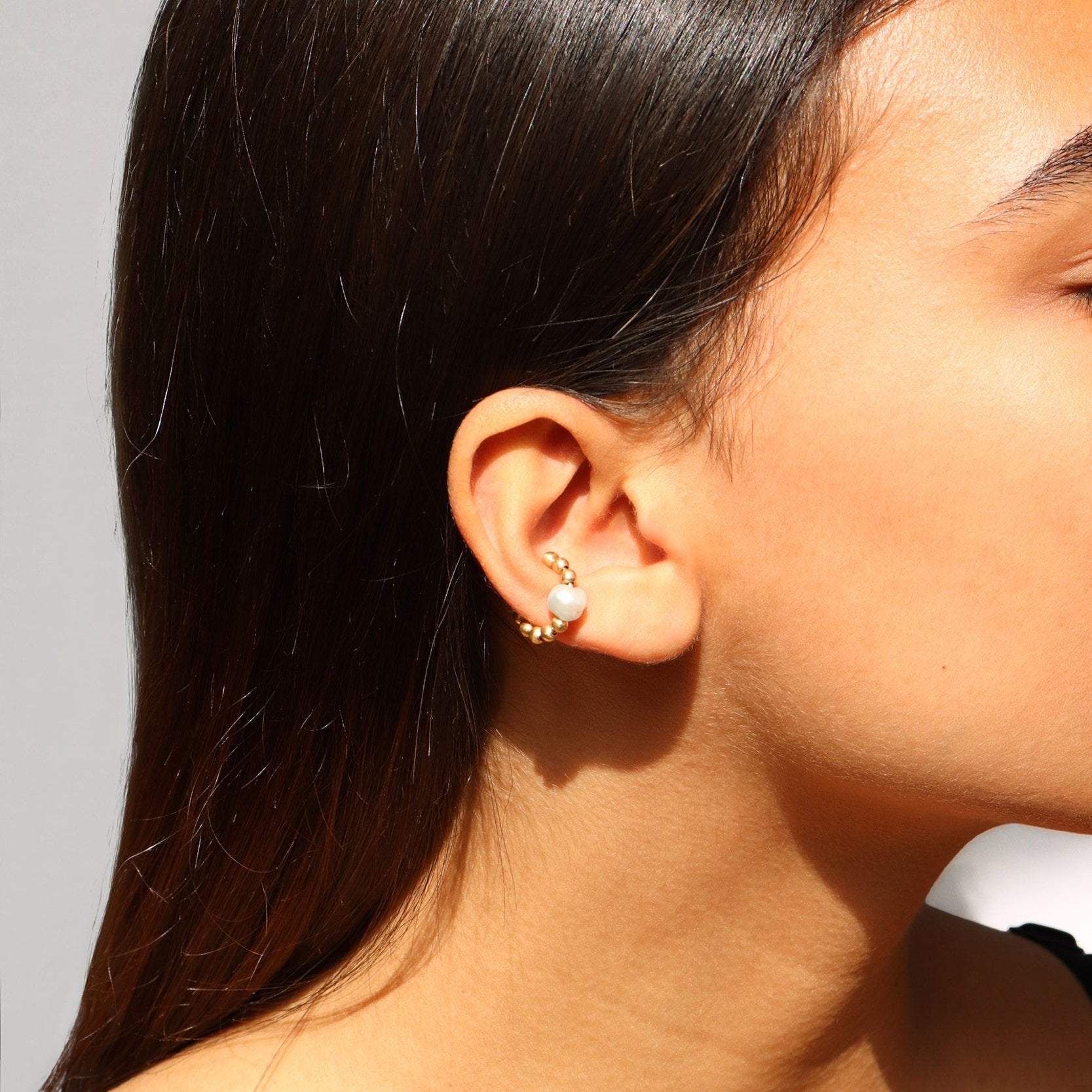 18KT yellow gold earring ear cuff with pearlworn by a female ear - Pearl B