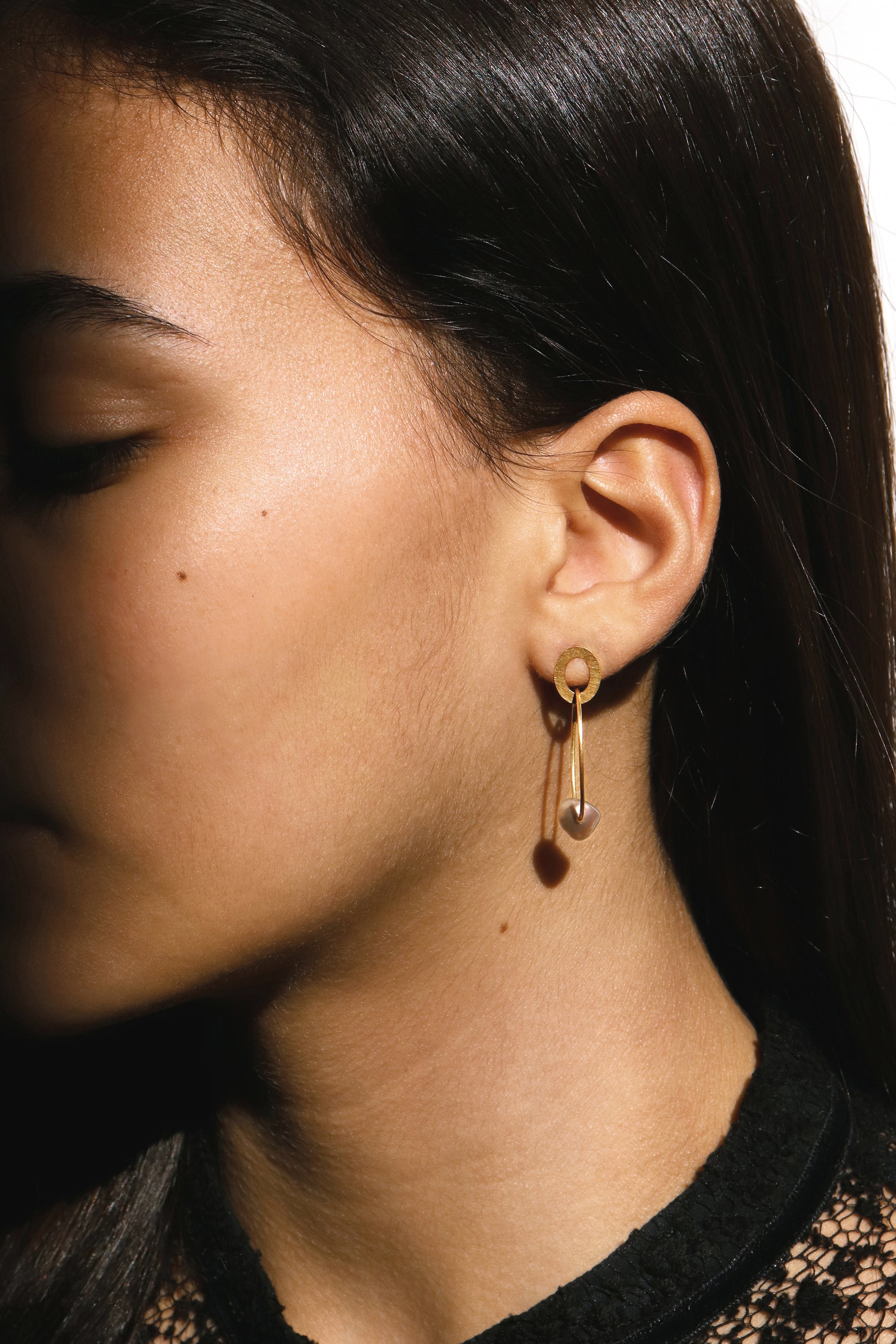 18KT yellow gold hanging earrings with keshi pearls worn by a female ear - Insieme 2E