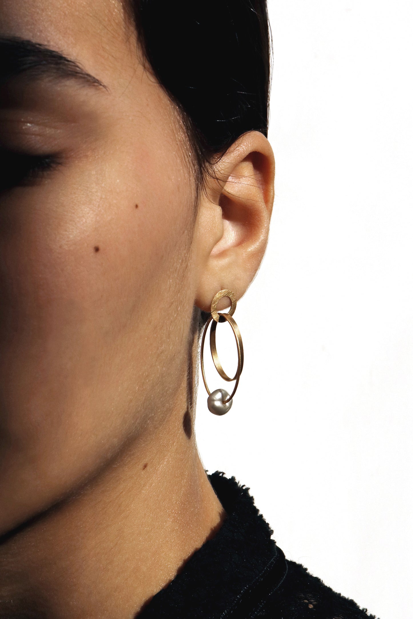 18KT yellow gold hanging earrings with keshi pearls worn by a female ear - Insieme 4E