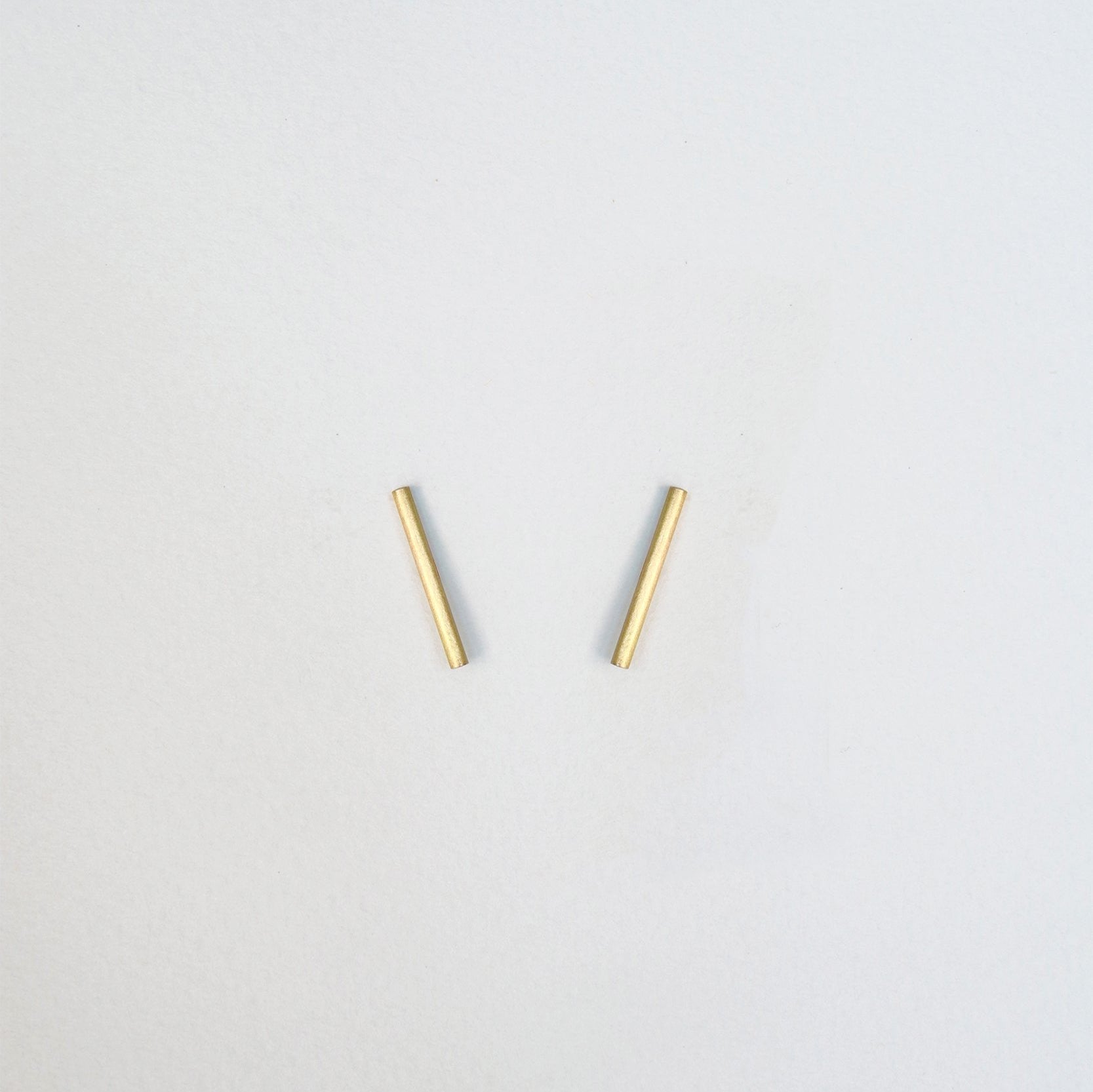 18KT yellow gold earring worn by a female ear - Linea 2E