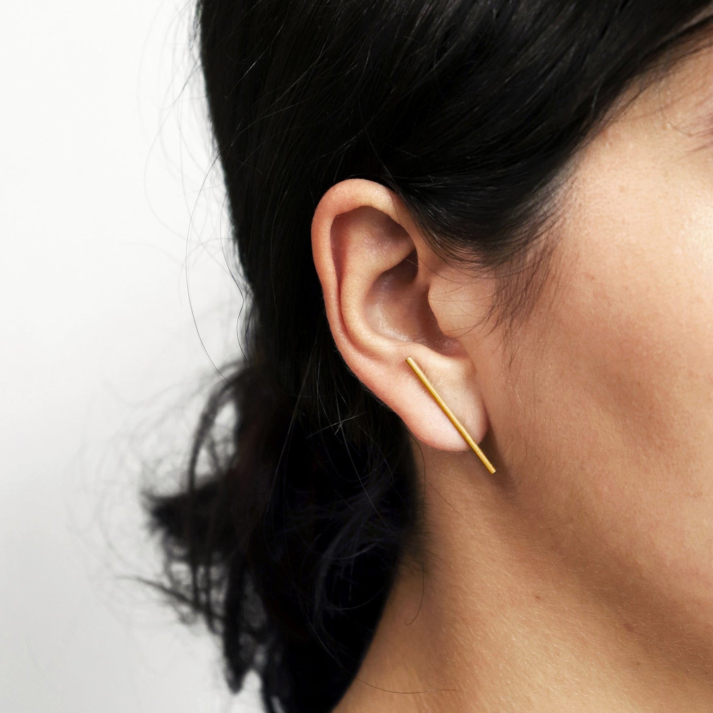 18KT yellow gold earring with freshwater pearls worn by a female ear - Linea 3E