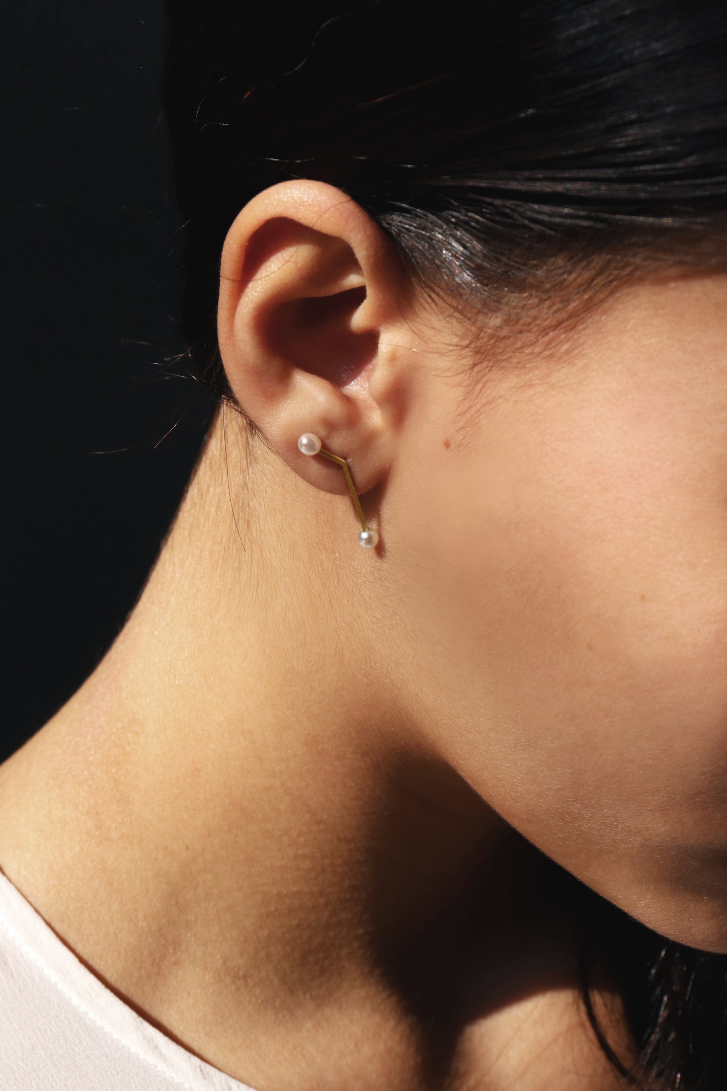 18KT yellow gold earring freshwater pearls worn by a female ear - Linea PL