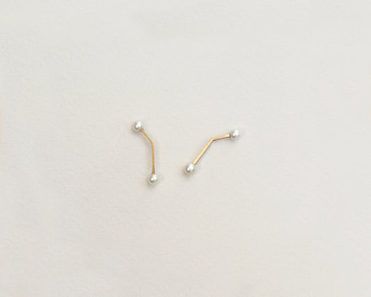 18KT yellow gold earring with freshwater pearls worn by a female ear - Linea PS