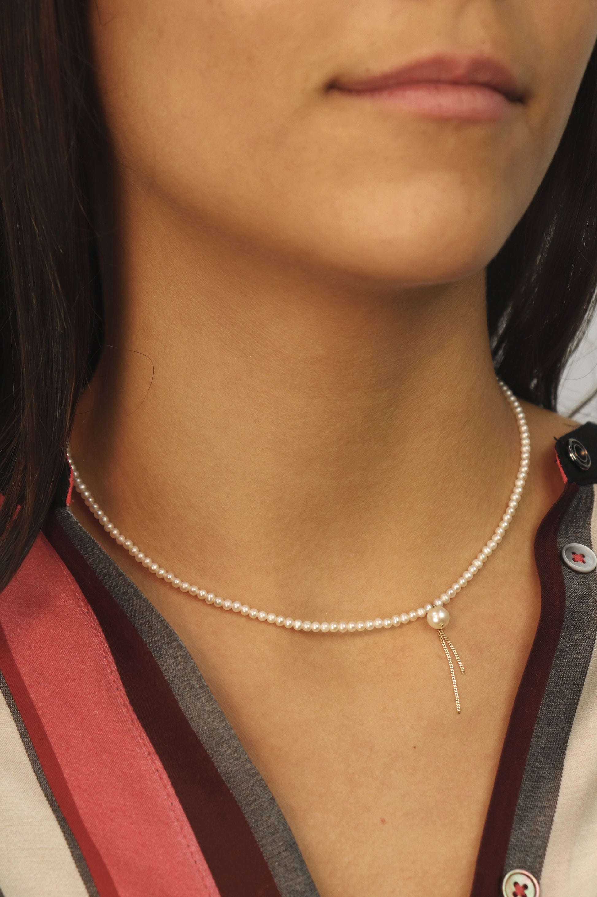 18KT yellow gold necklace with freshwater pearls worn by a female neck - Nodo Perle