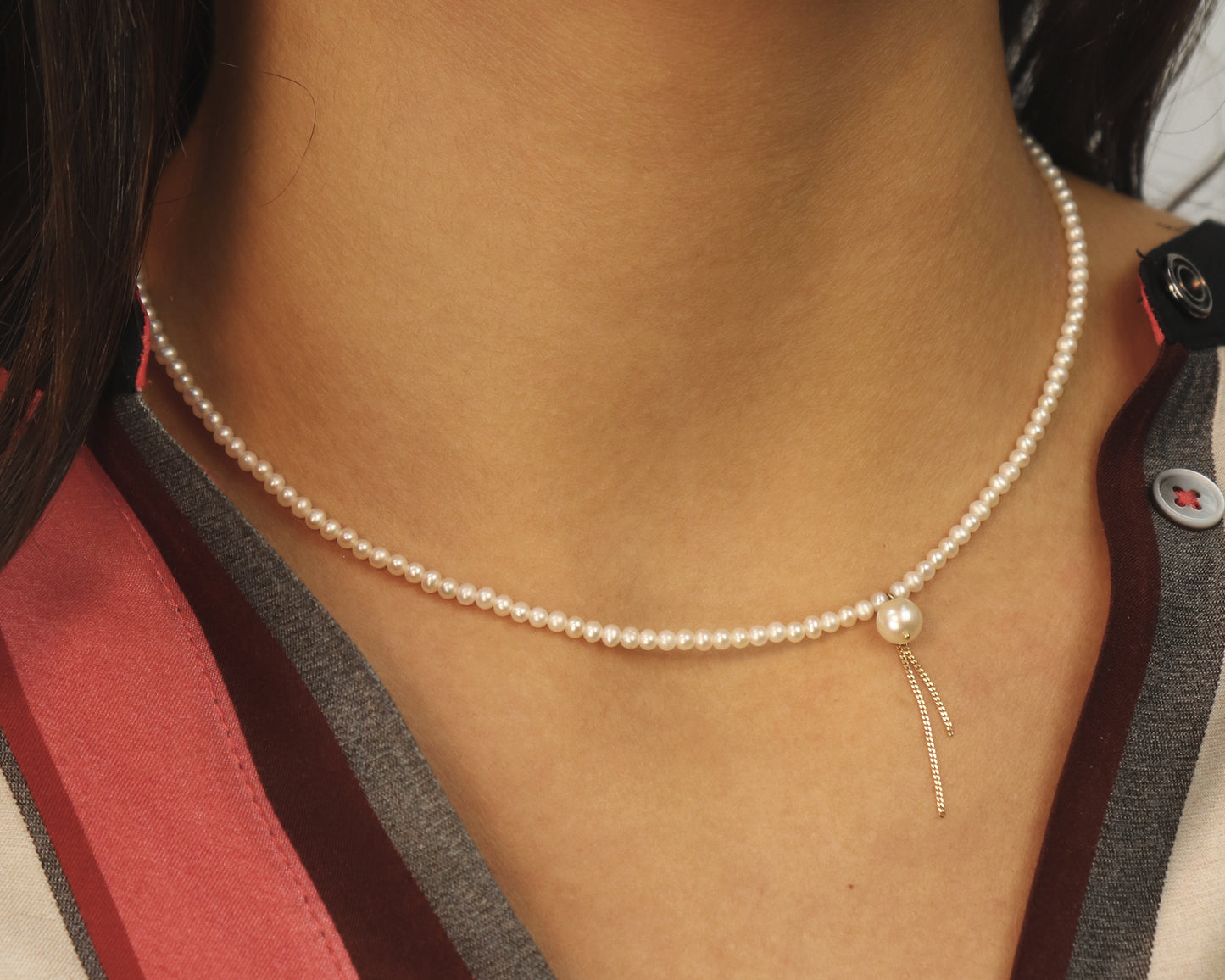 18KT yellow gold necklace with freshwater pearls worn by a female neck - Nodo Perle