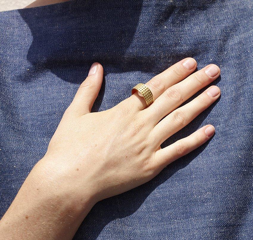 18KT gold band ring with white akoya pearl (diameter 8,5 MM) worn by female hand - Be Touched