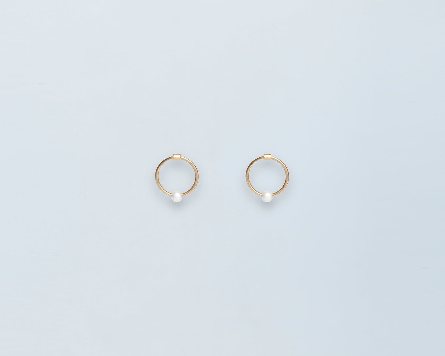 18KT yellow gold small hoop earrings with pearl – Cerchio