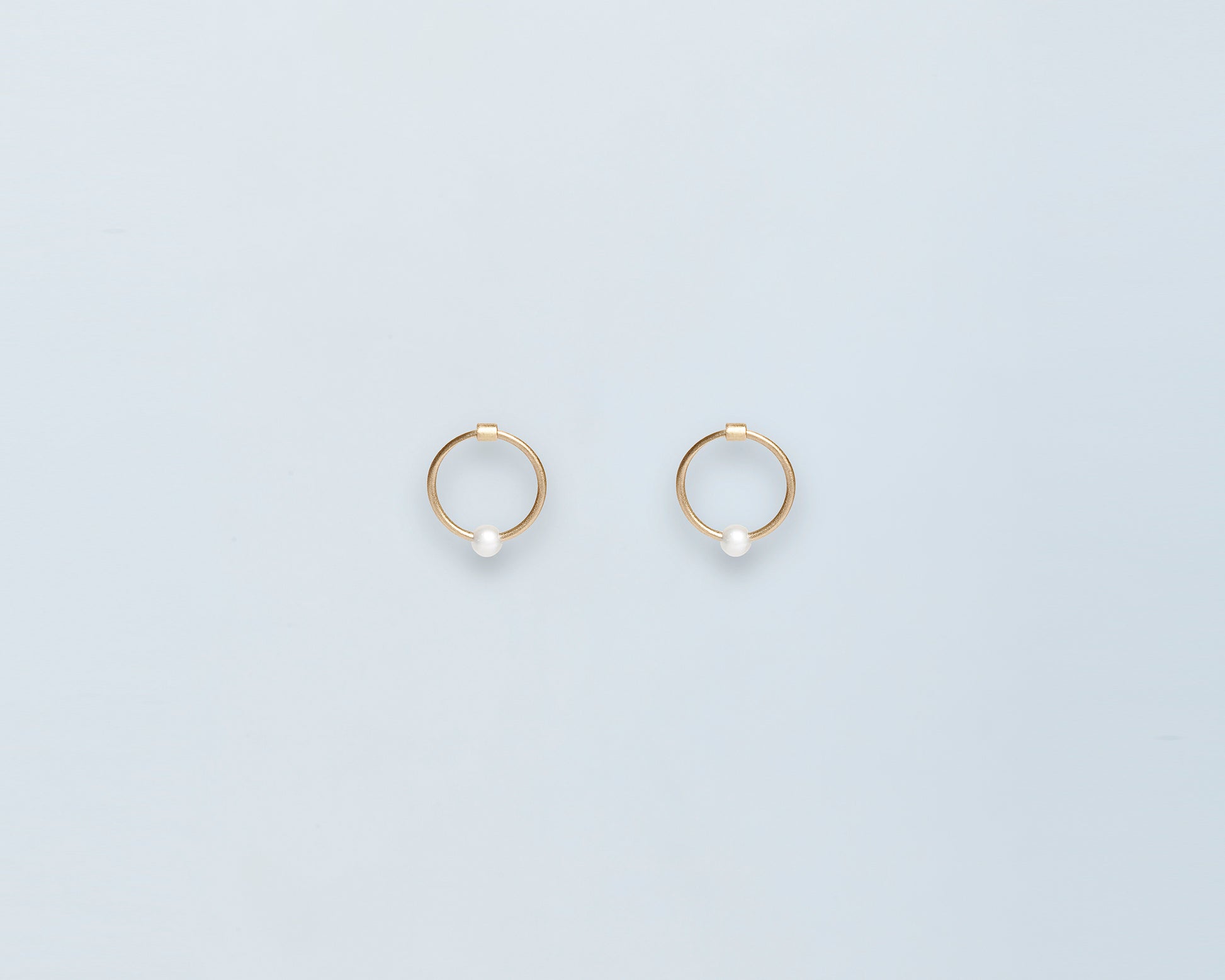18KT yellow gold small hoop earrings with pearl – Cerchio