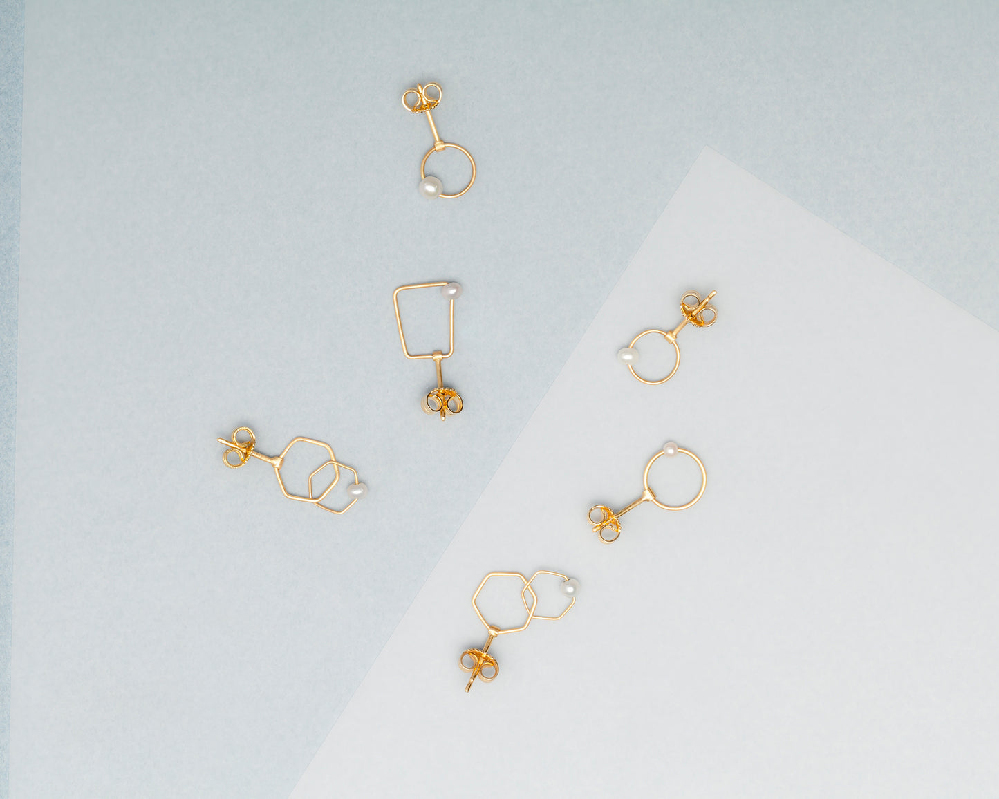 Series of 18KT small yellow gold hoop earrings with pearl – Cerchio