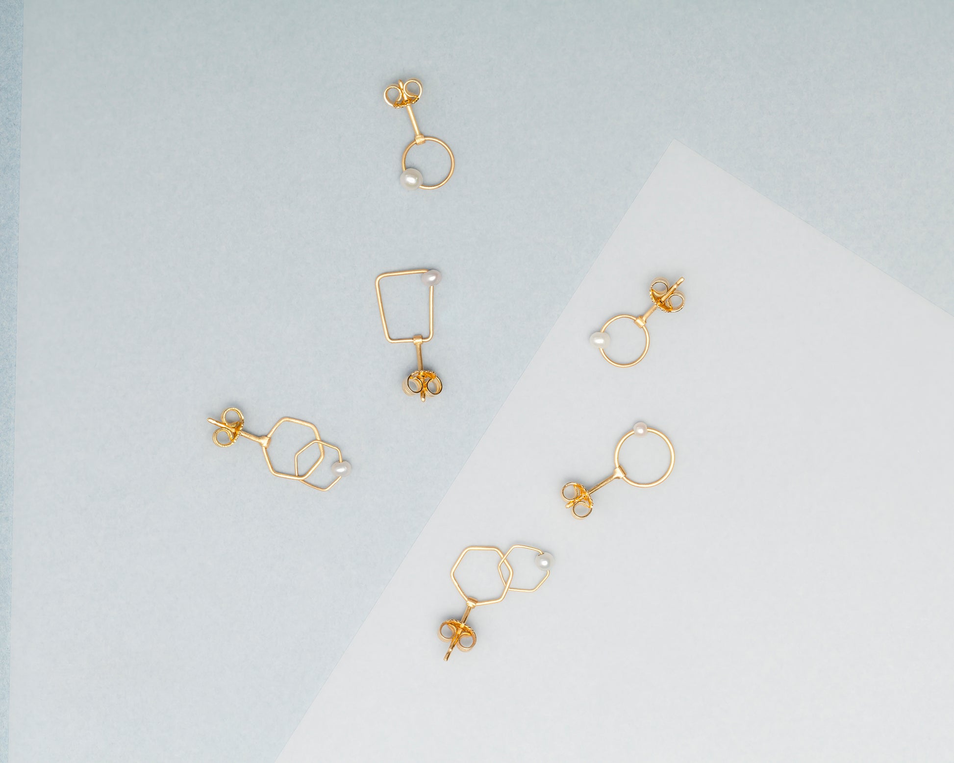 Series of 18KT small yellow gold hoop earrings with pearl – Cerchio