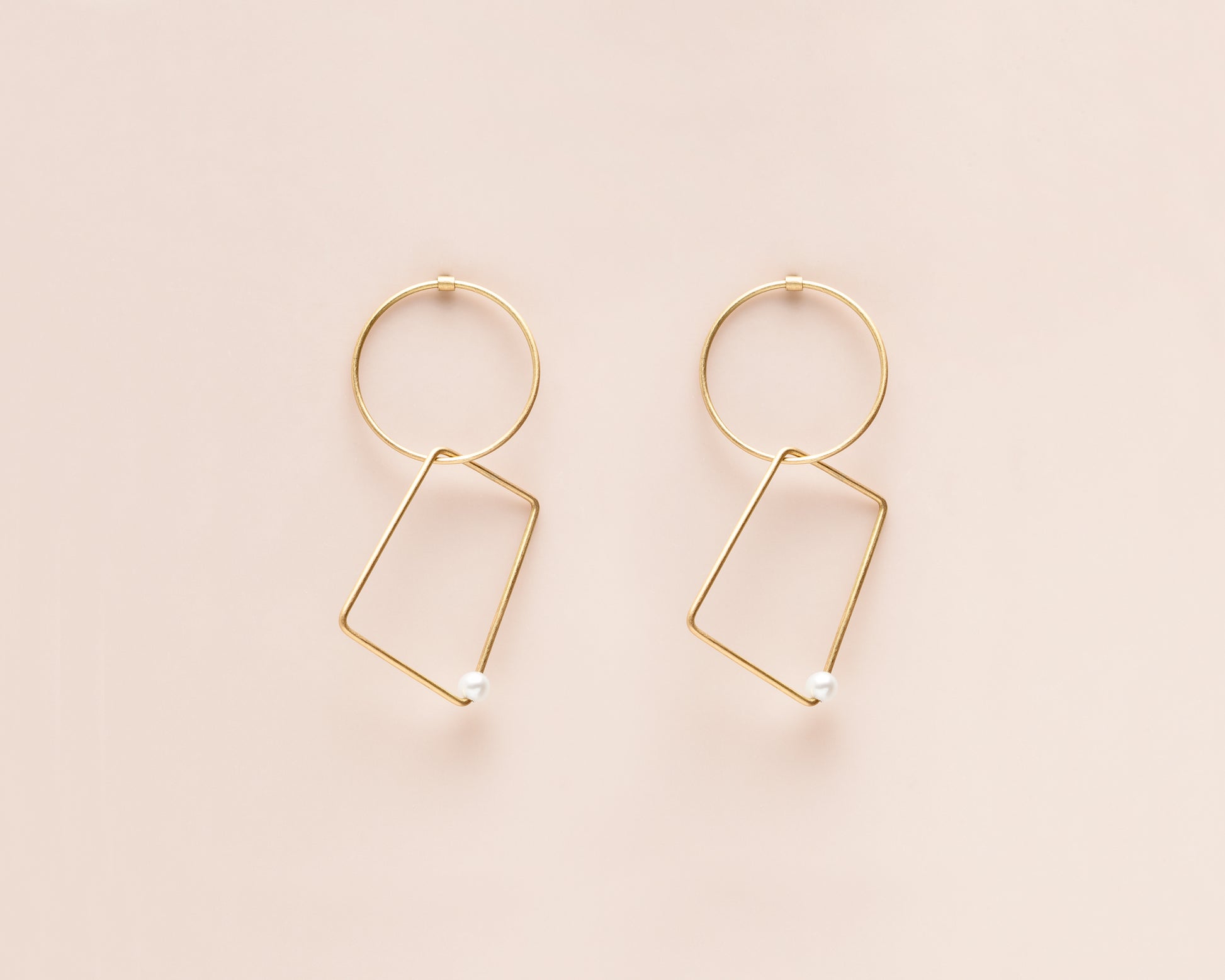 18KT yellow gold hanging earrings with freshwater pearl - Cerchio Trapezio