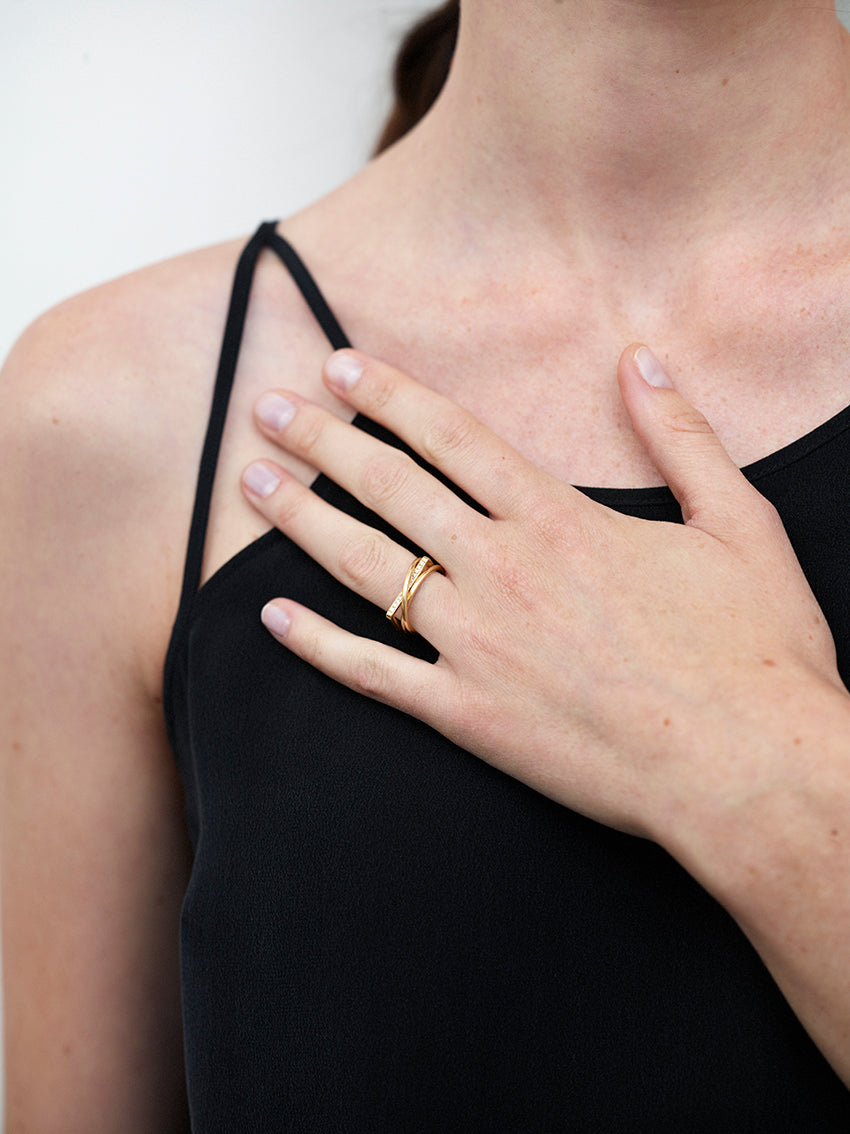 18KT yellow and rose gold ring with diamonds worn by a female hand - Quadrato Cerchio Cerchio
