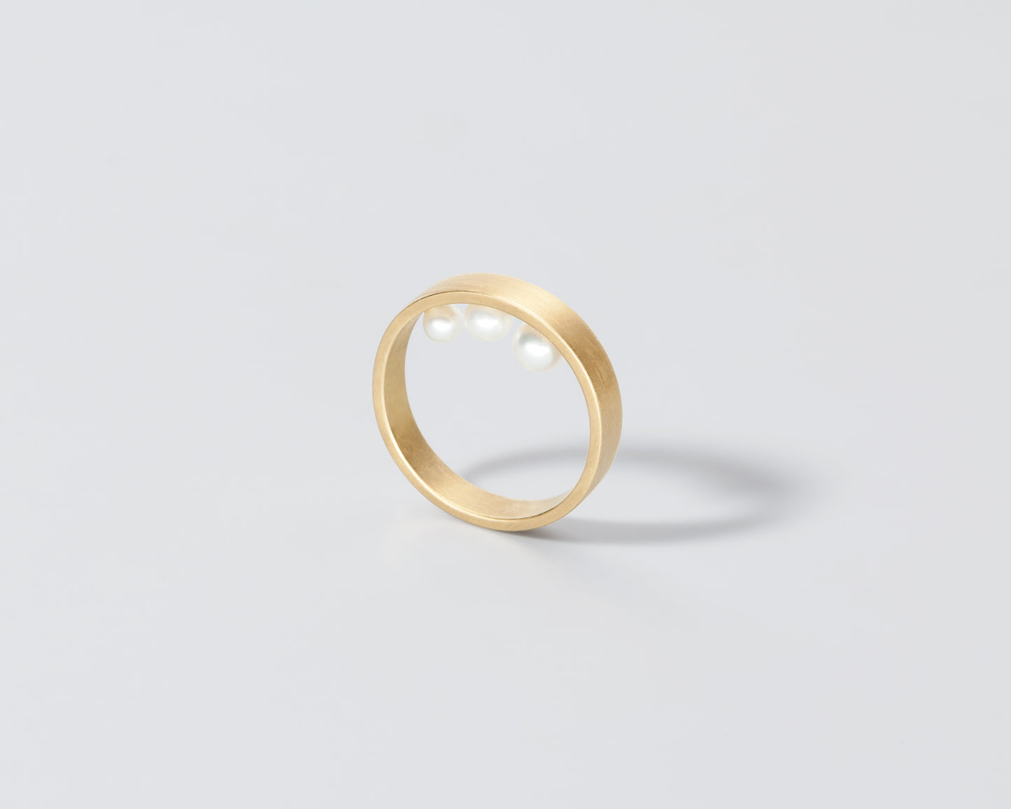 18KT yellow gold band ring with three hidden akoya pearls (diameter 3,7-4,5-5 MM) - Light R
