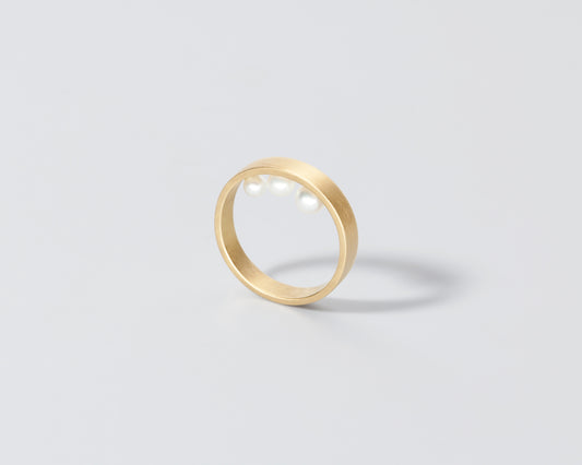 18KT yellow gold band ring with three hidden akoya pearls (diameter 3,7-4,5-5 MM) - Light R