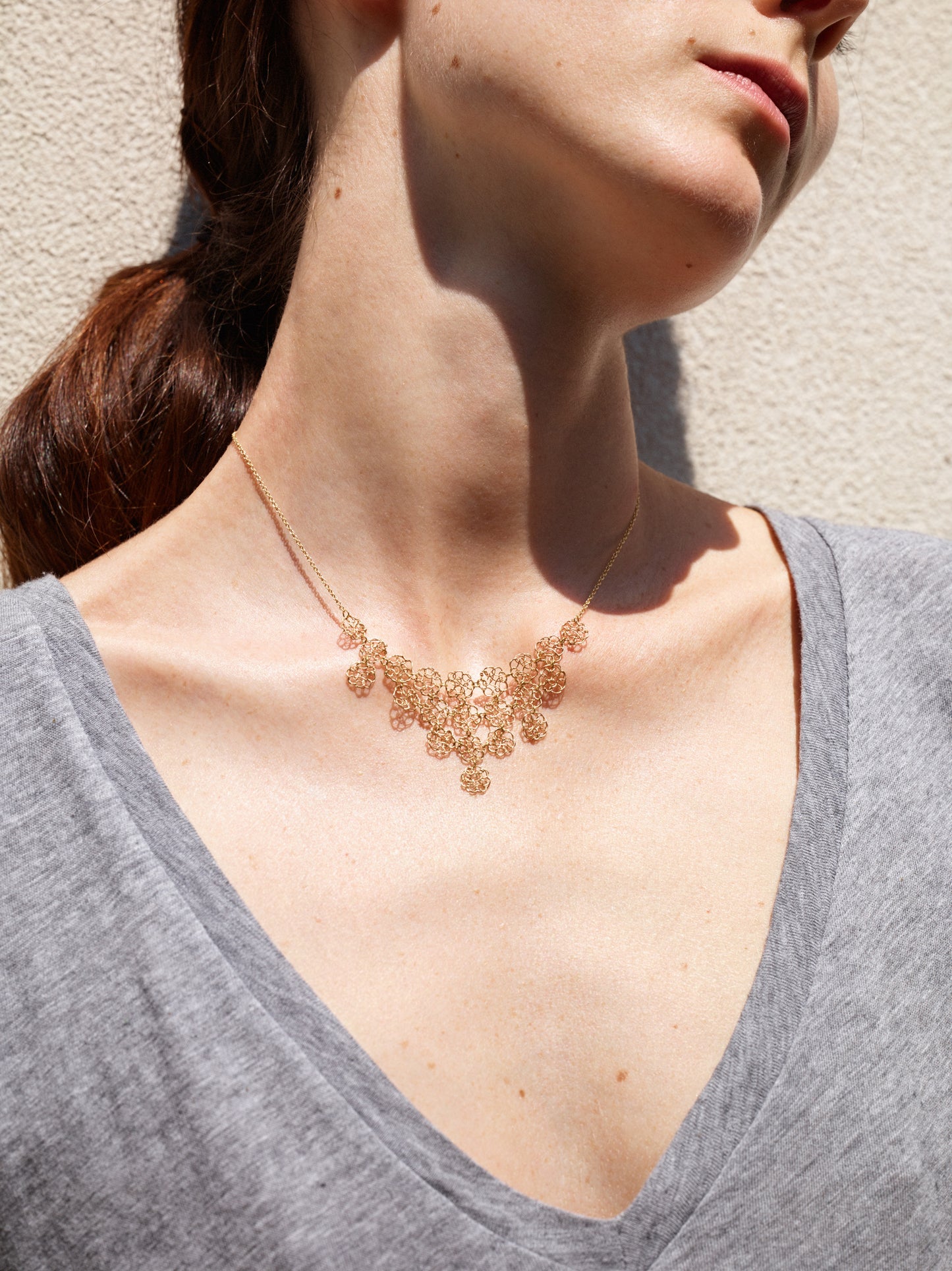 18KT yellow gold necklace worn by a female neck - Un Insieme