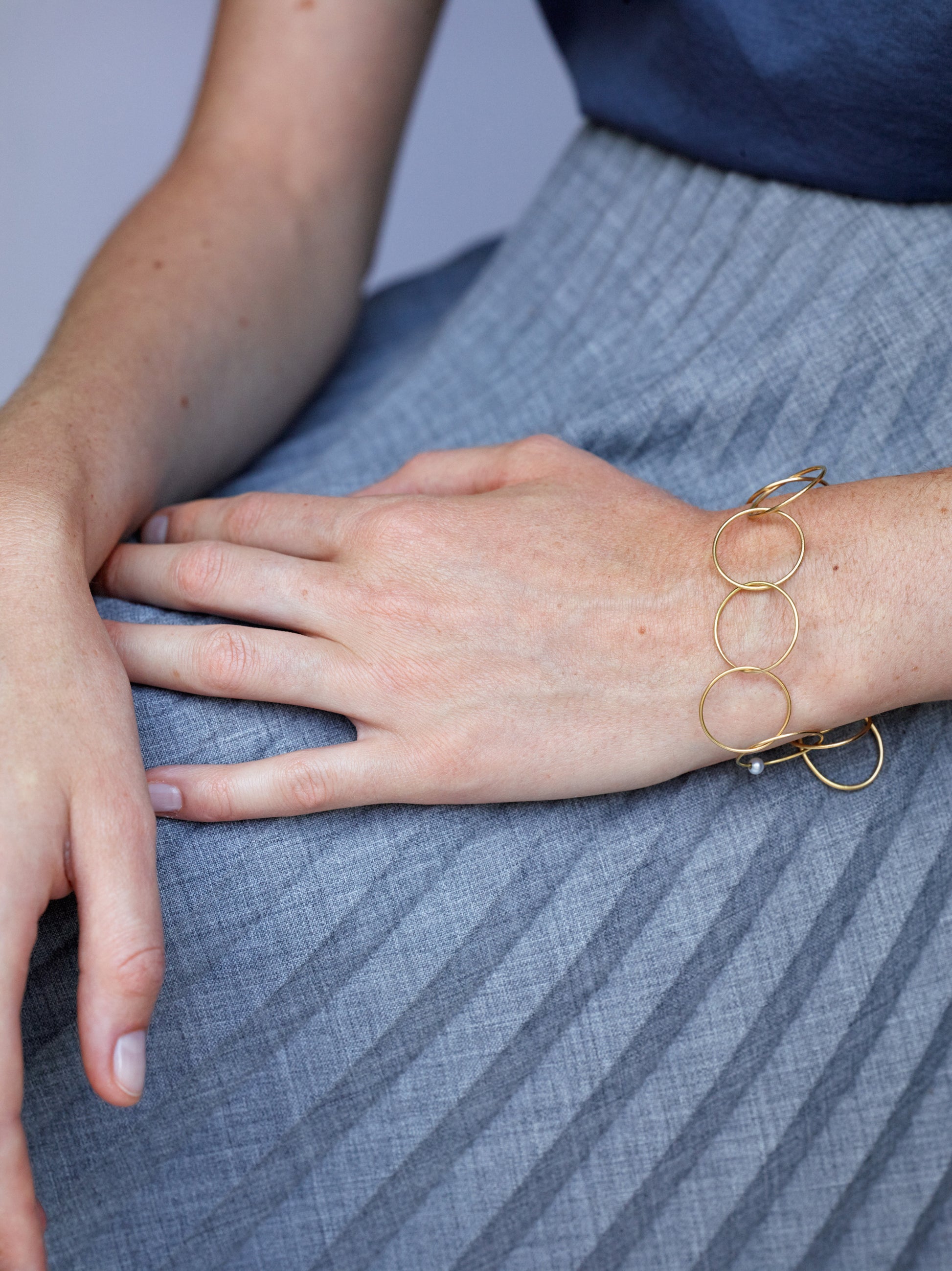 18 KT yellow gold bracelet with akoya pearl worn by female hand - NonStop