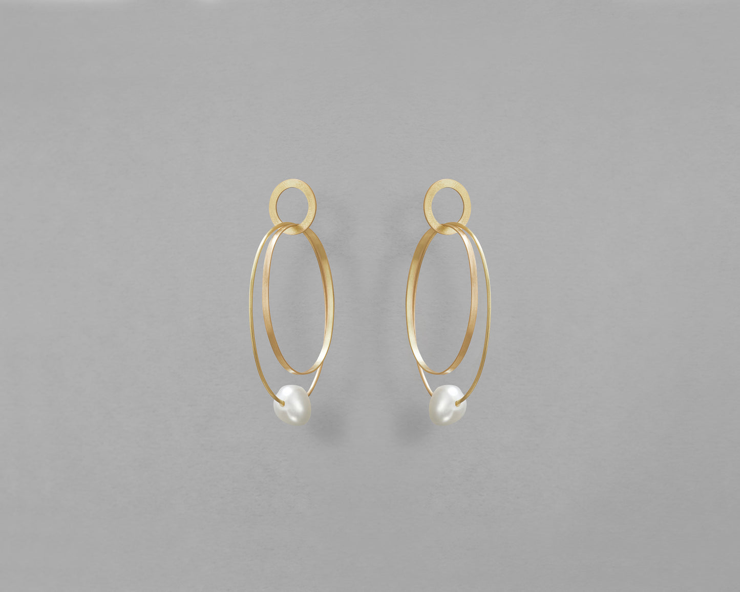 18KT yellow gold hanging earrings with keshi pearls worn by a female ear  - Insieme 5E
