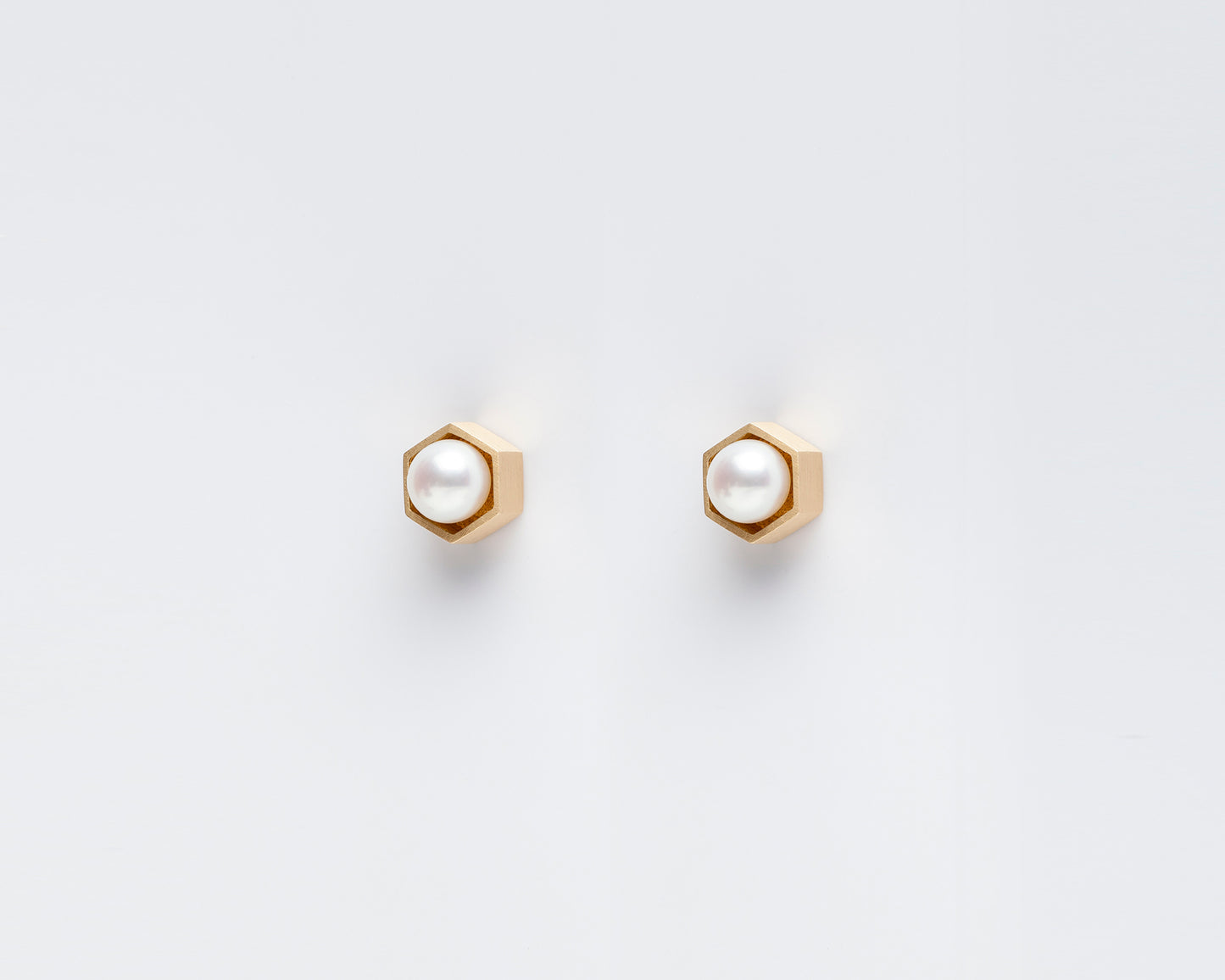18KT yellow gold stud earrings with akoya pearl (5,4 mm) - Prisma E