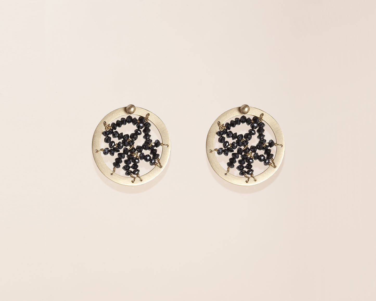 18KT yellow gold stud earrings with black diamonds - Round Frame