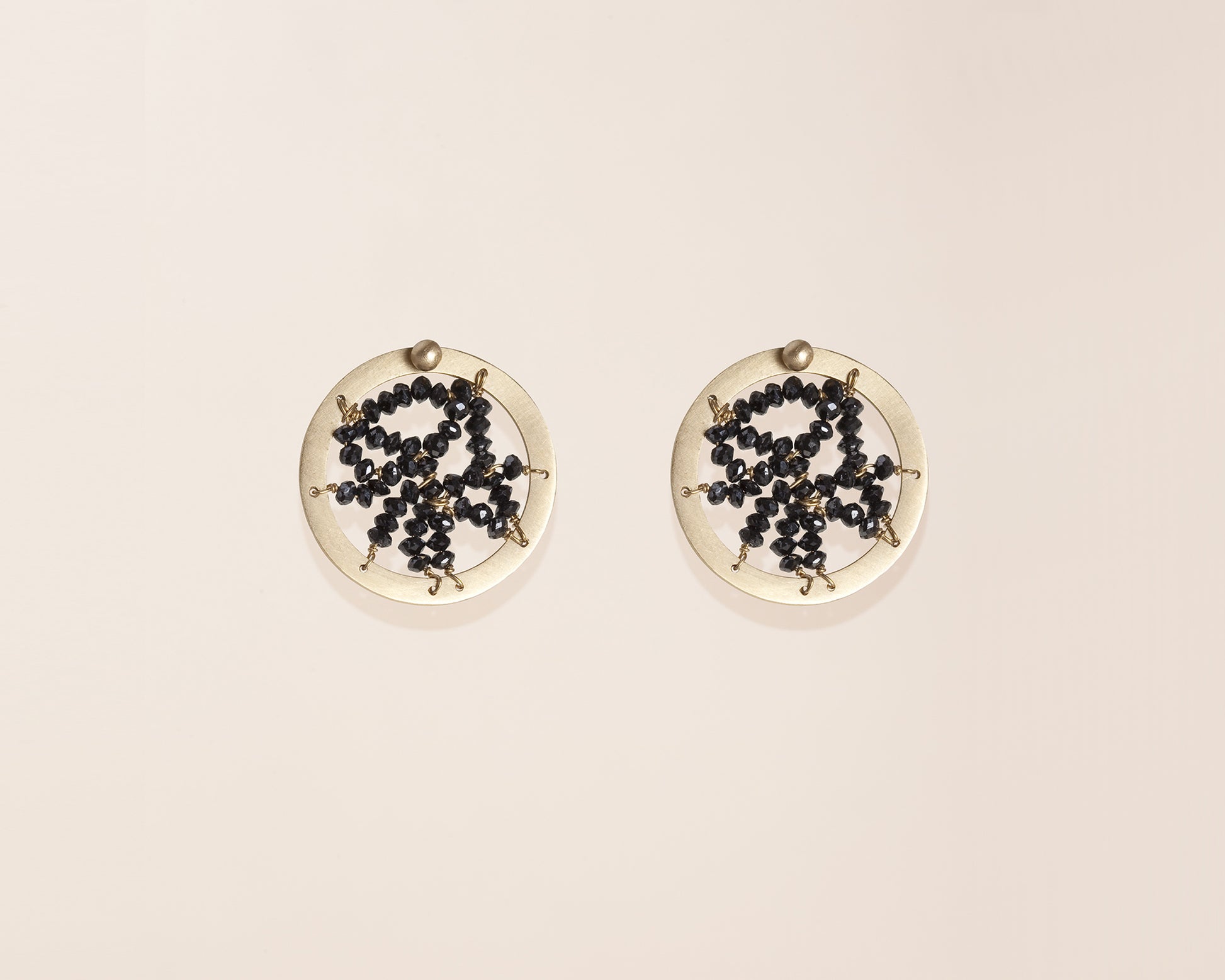 18KT yellow gold stud earrings with black diamonds - Round Frame