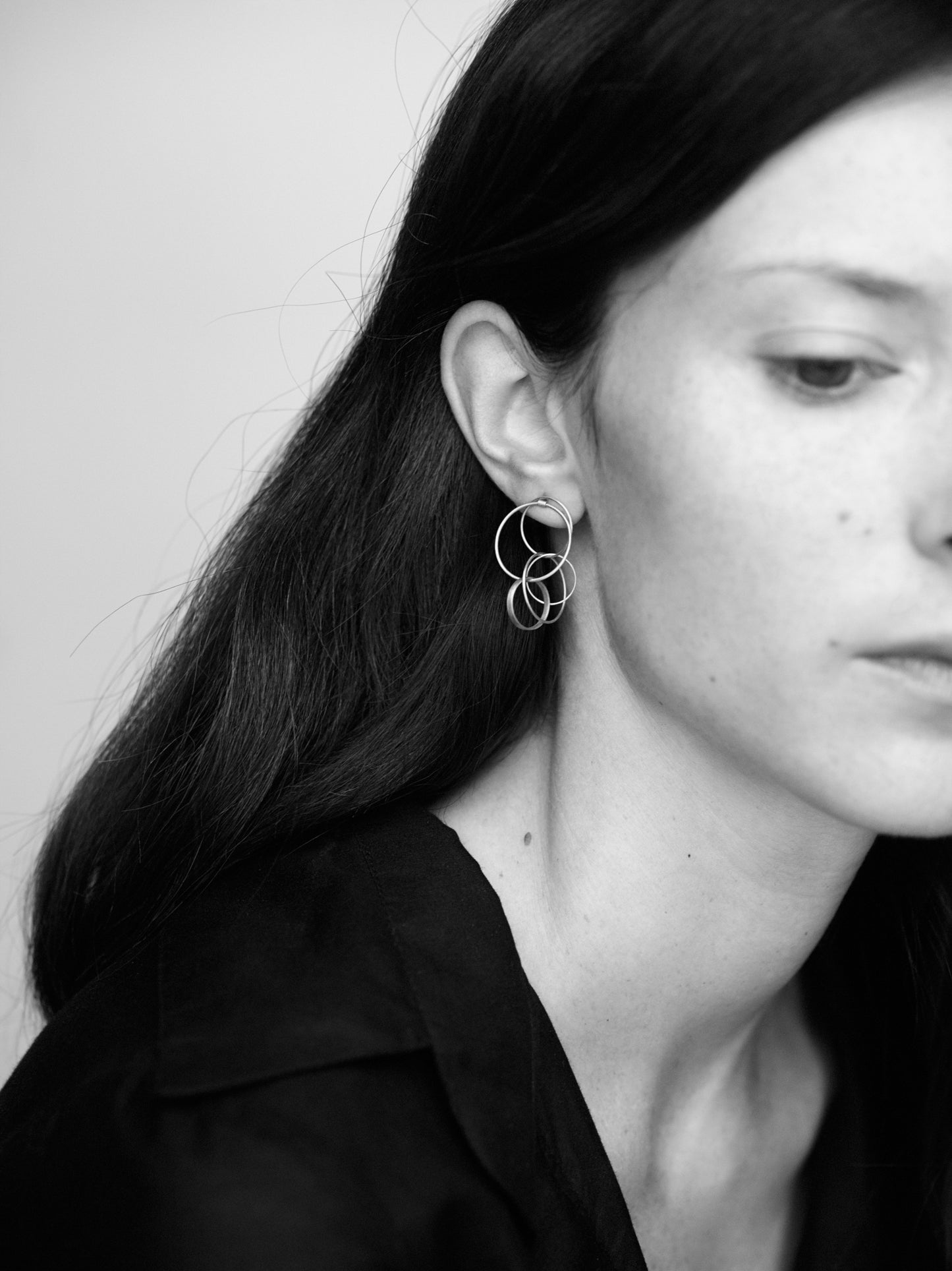 Hanging earrings in 18KT yellow gold worn by a female ear - Sequenza