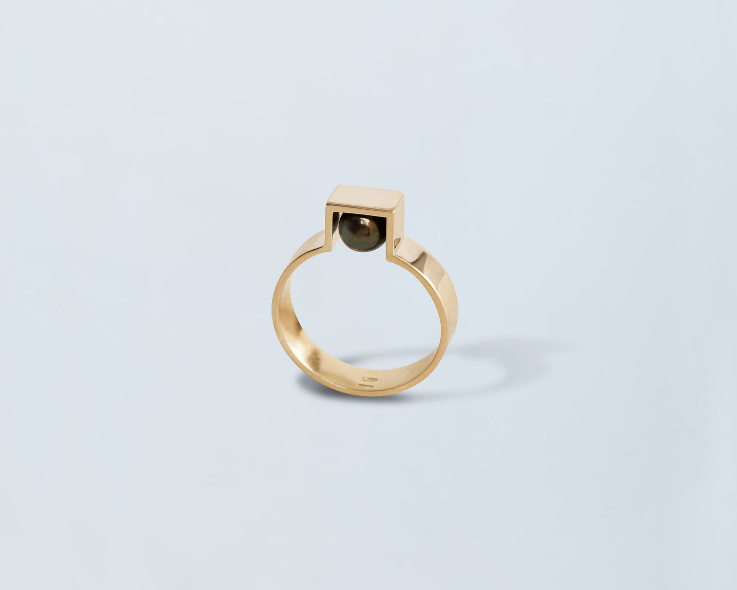 18KT Yellow gold band ring with black akoya pearl – Still Life