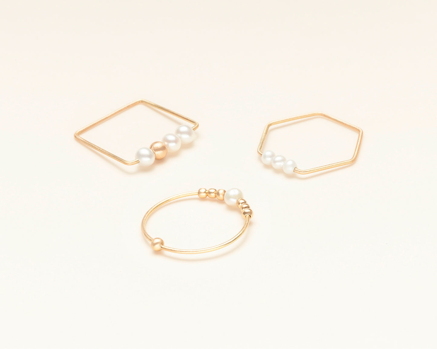 18KT thin yellow gold ring with gold spheres and freshwater pearl - Toi Perla Oro