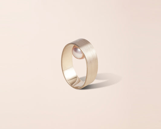 18KT yellow gold band ring with akoya hidden pearl (diameter 8 MM) - Touch