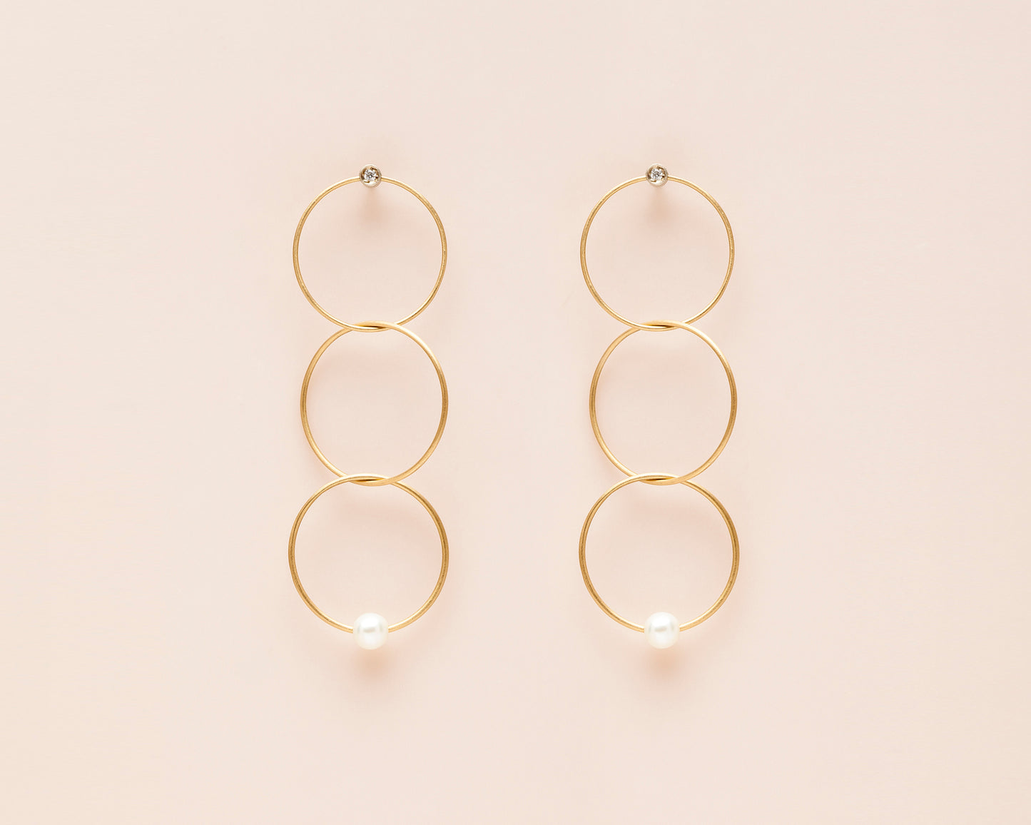 18Kt yellow gold hanging earrings with diamonds and akoya pearls - Triplo