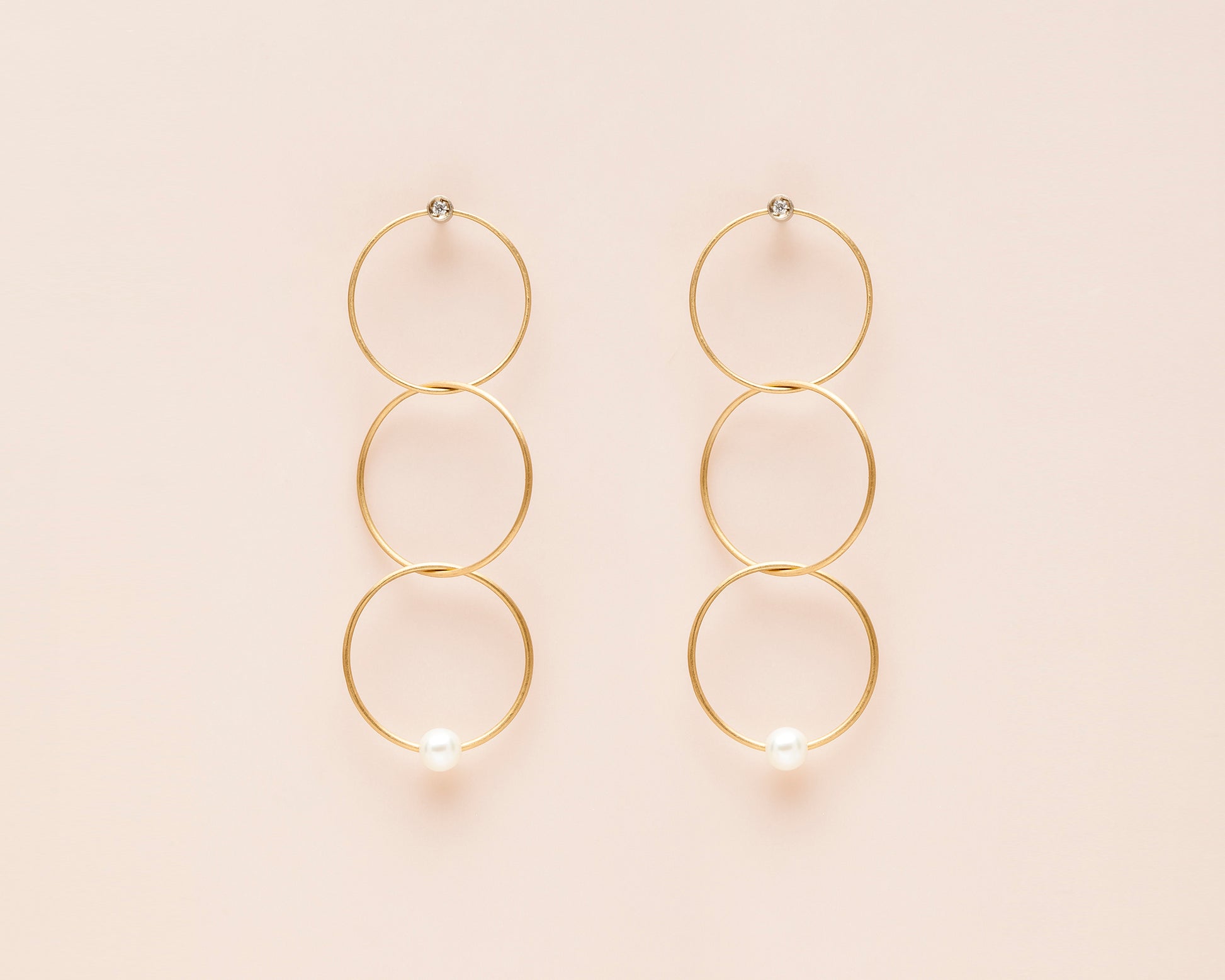 18Kt yellow gold hanging earrings with diamonds and akoya pearls - Triplo
