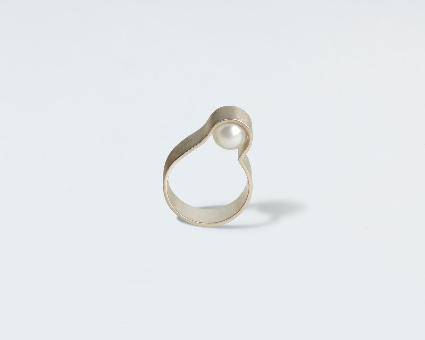 18KT white gold band ring with hidden akoya pearl (diameter 7,3 MM) – Wave