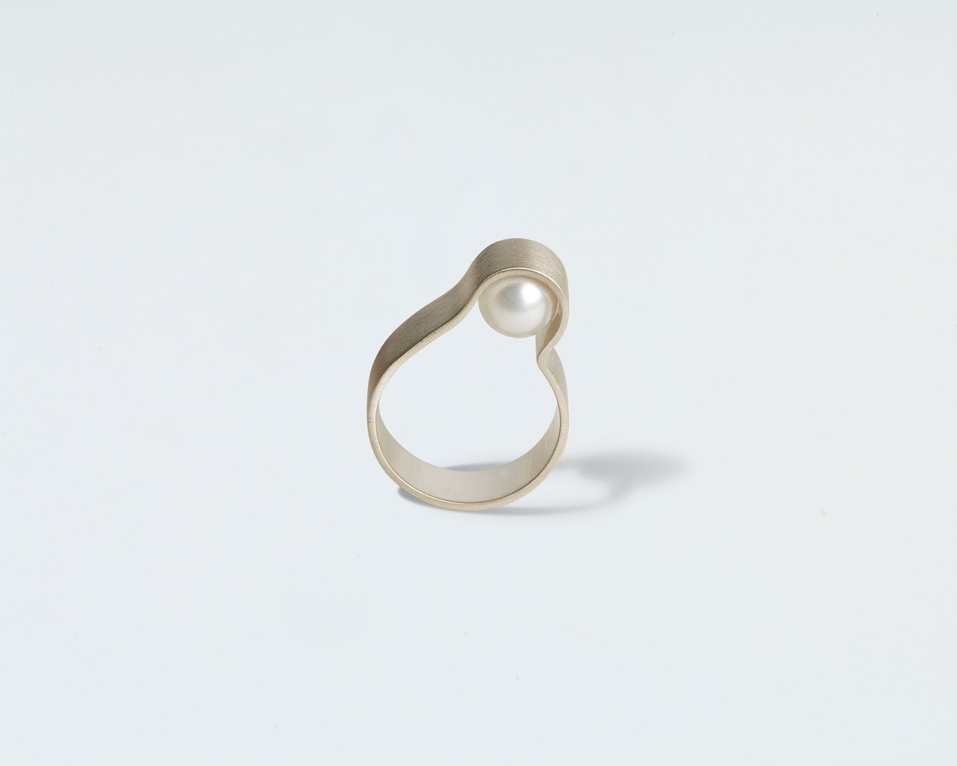 18KT white gold band ring with hidden akoya pearl (diameter 7,3 MM) – Wave