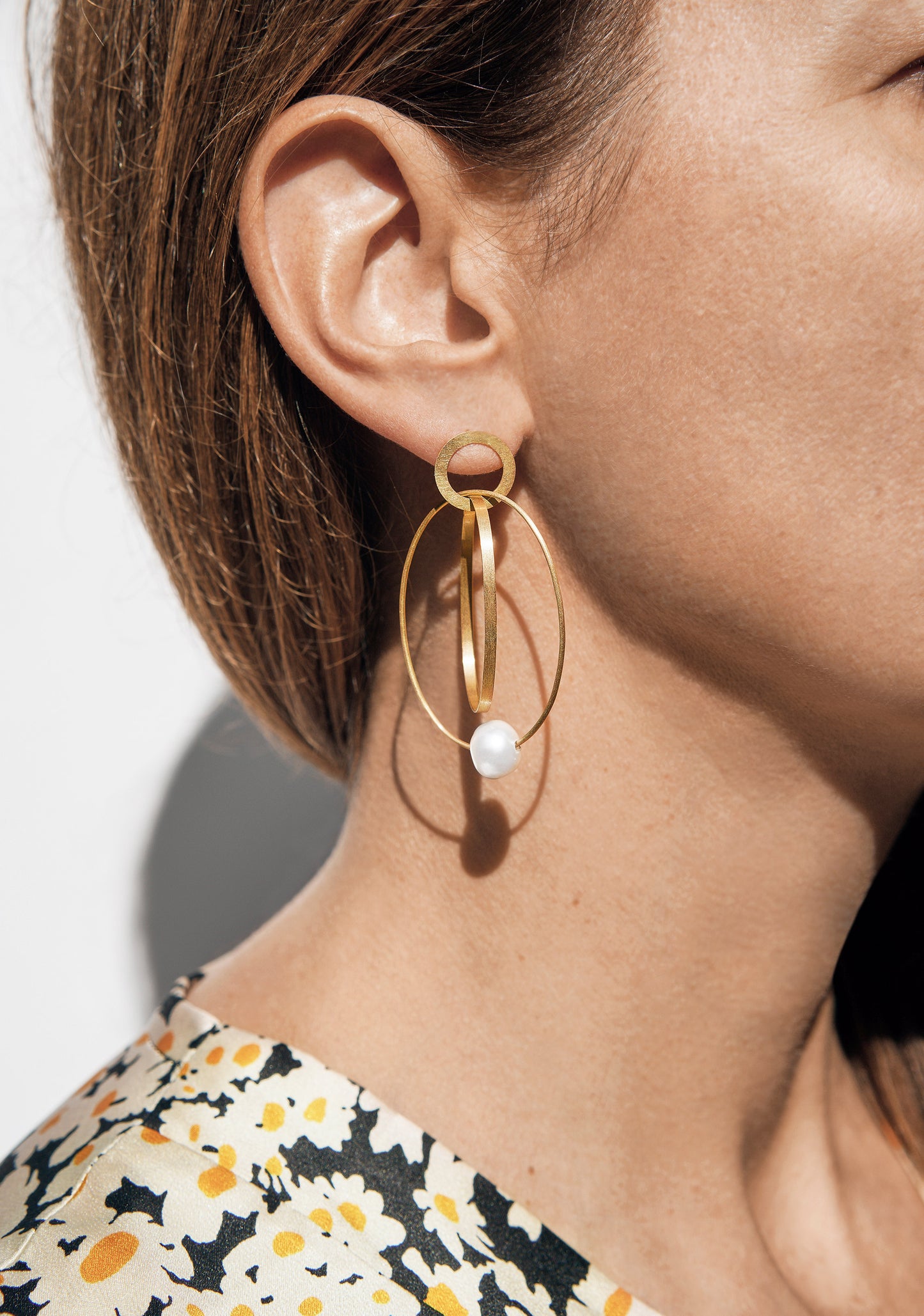 18KT yellow gold hanging earrings with keshi pearls worn by a female ear  - Insieme 5E