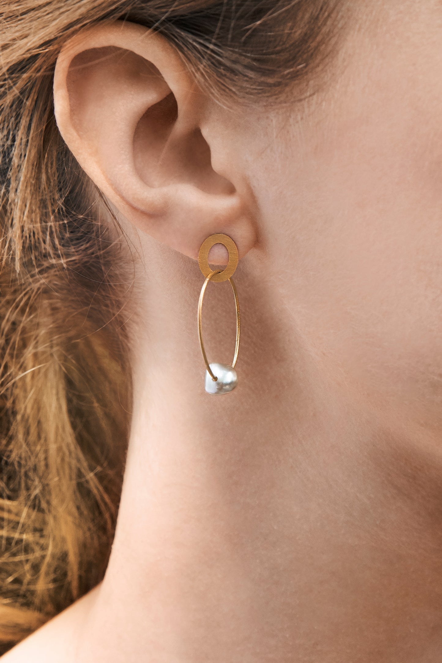 18KT yellow gold hanging earrings with keshi pearls worn by a female ear - Insieme 2E