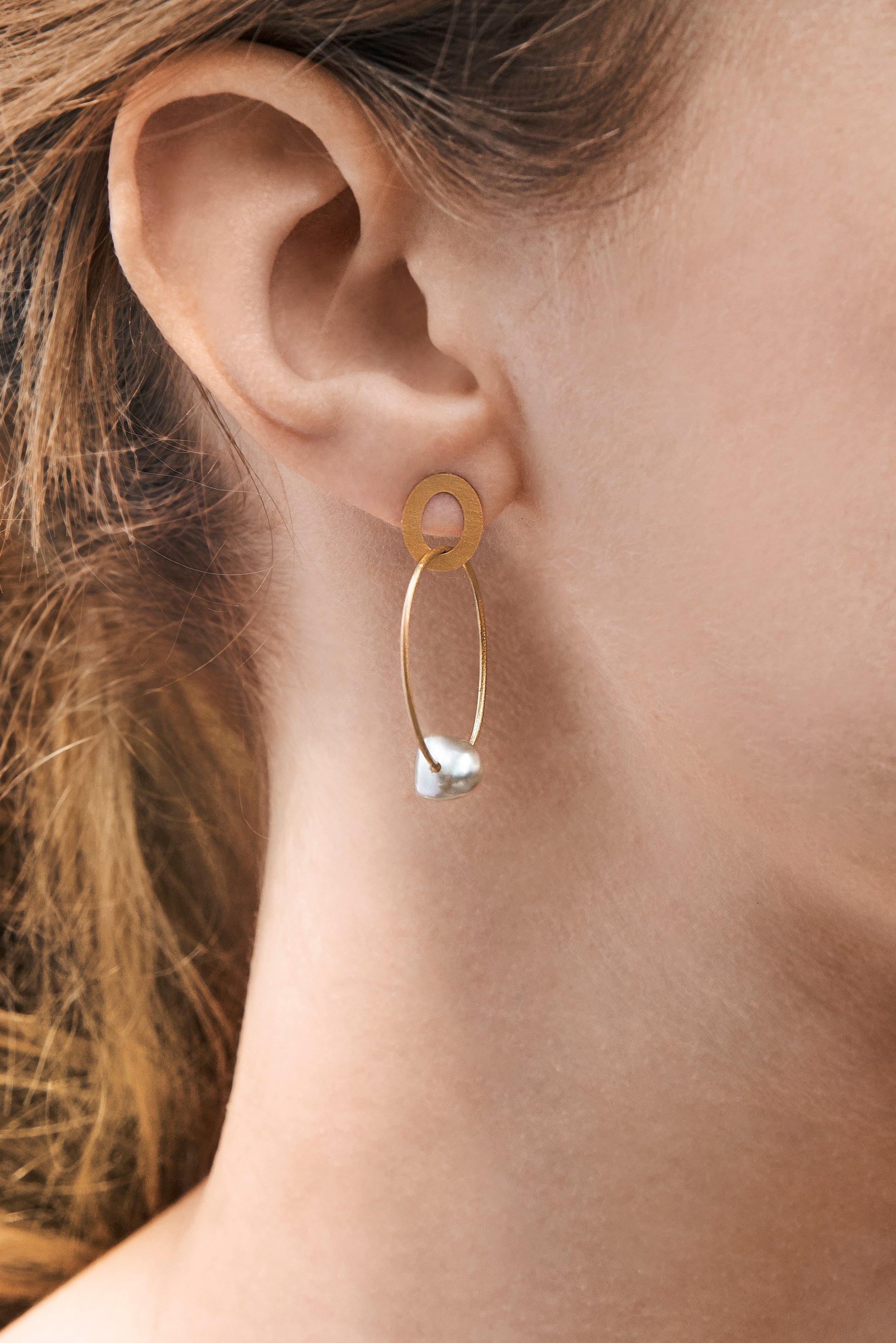 18KT yellow gold hanging earrings with keshi pearls worn by a female ear - Insieme 2E