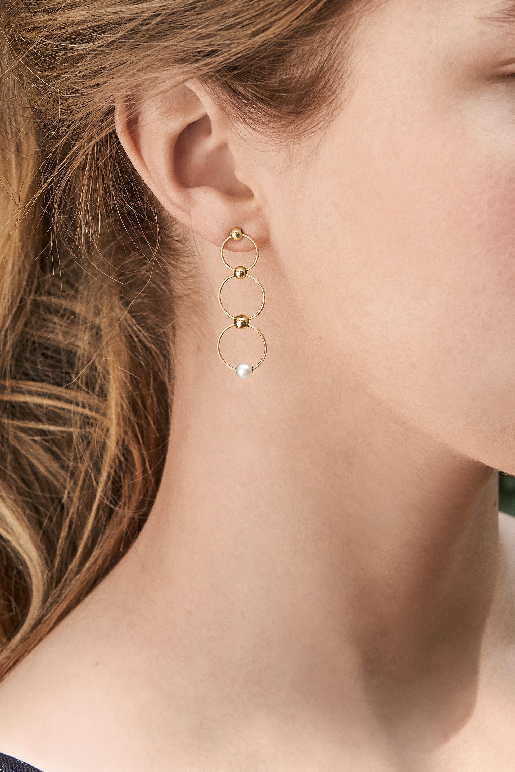 18KT yellow gold hanging earrings whit freshwater pearls worn by a female ear - Leda