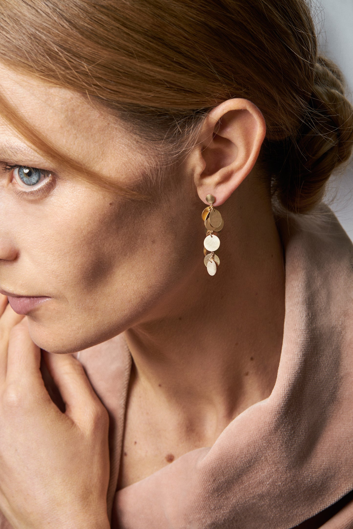 18KT yellow gold hanging earrings worn by a female ear - Pianino