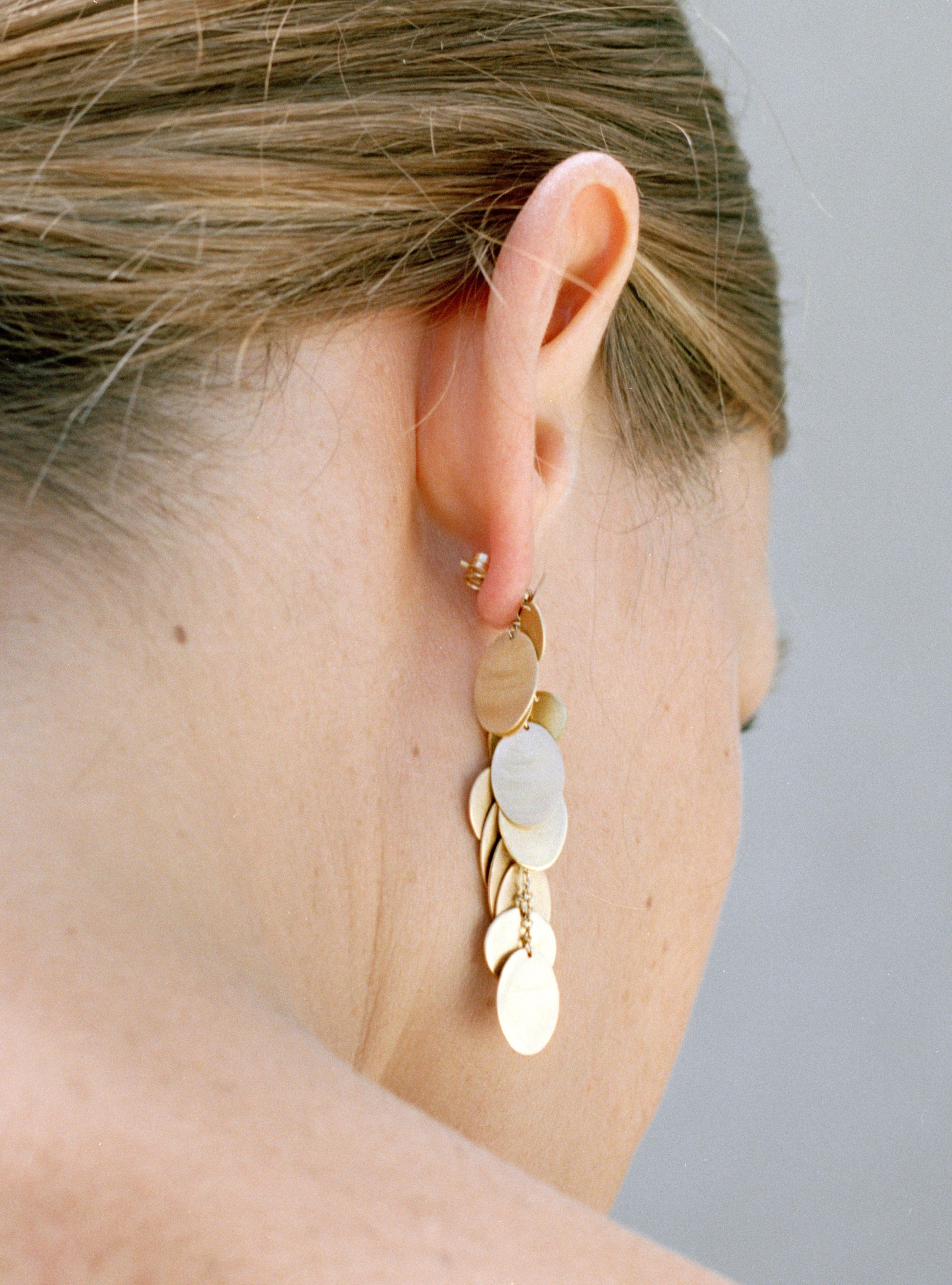 18KT yellow gold hanging earrings (height 6CM) worn by a female ear – Pianissimo