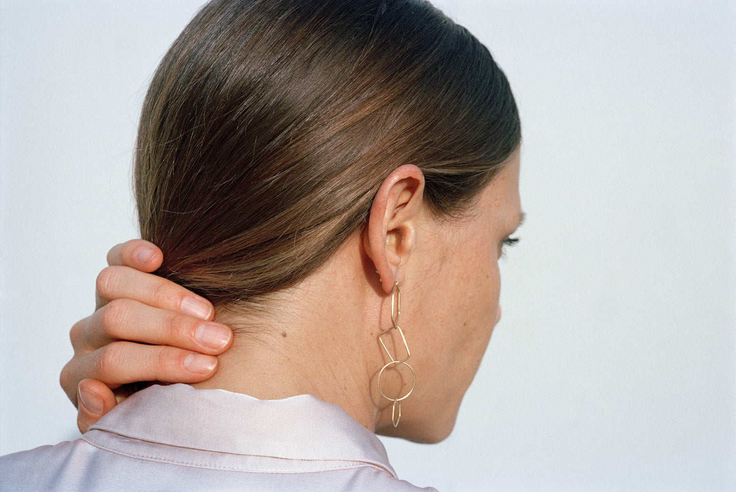 18KT yellow gold hanging earrings with freshwater pearl worn by female ear - Poligoni