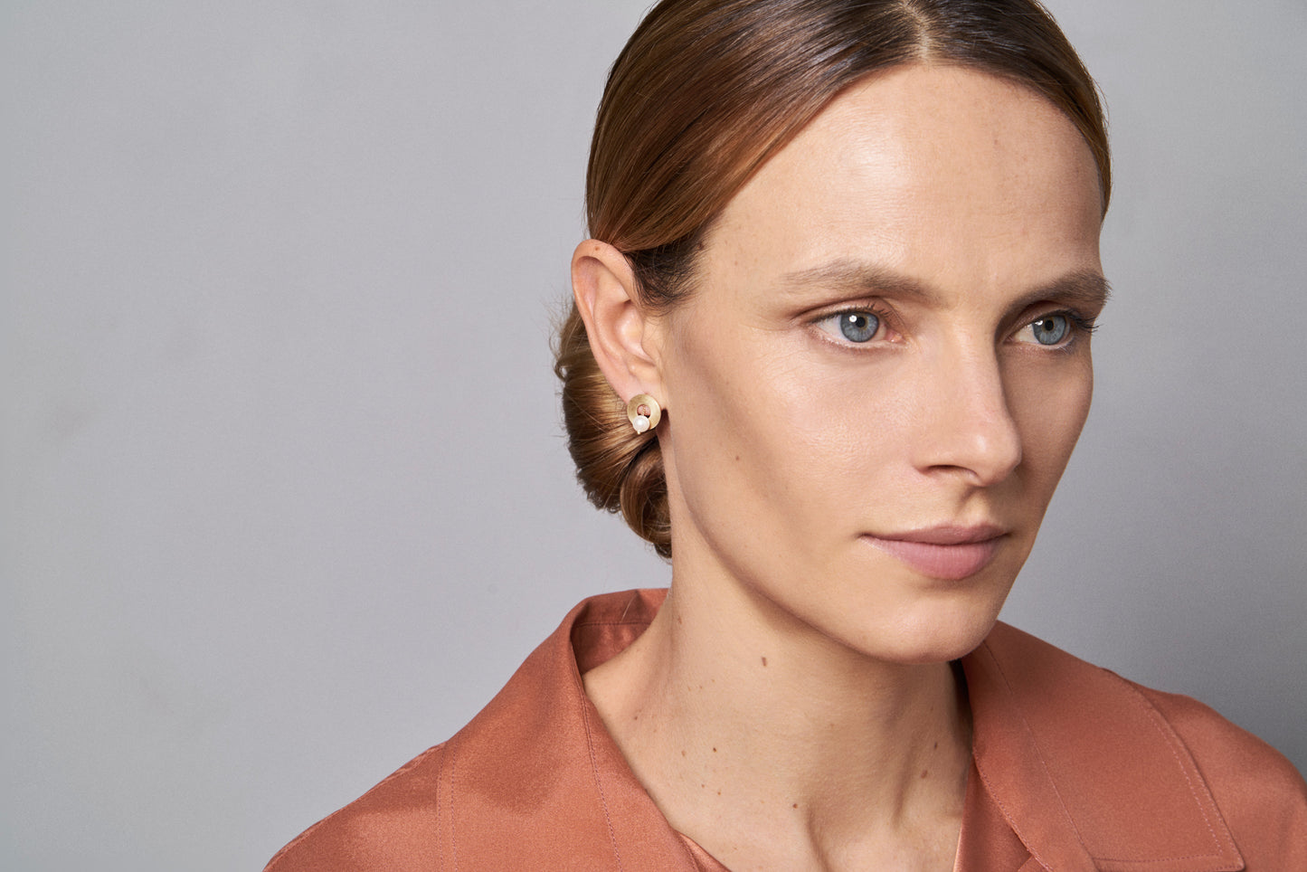 18KT yellow gold stud earrings with akoya pearls (diameter 5,4MM) worn by a female ear  - Sun Moon E