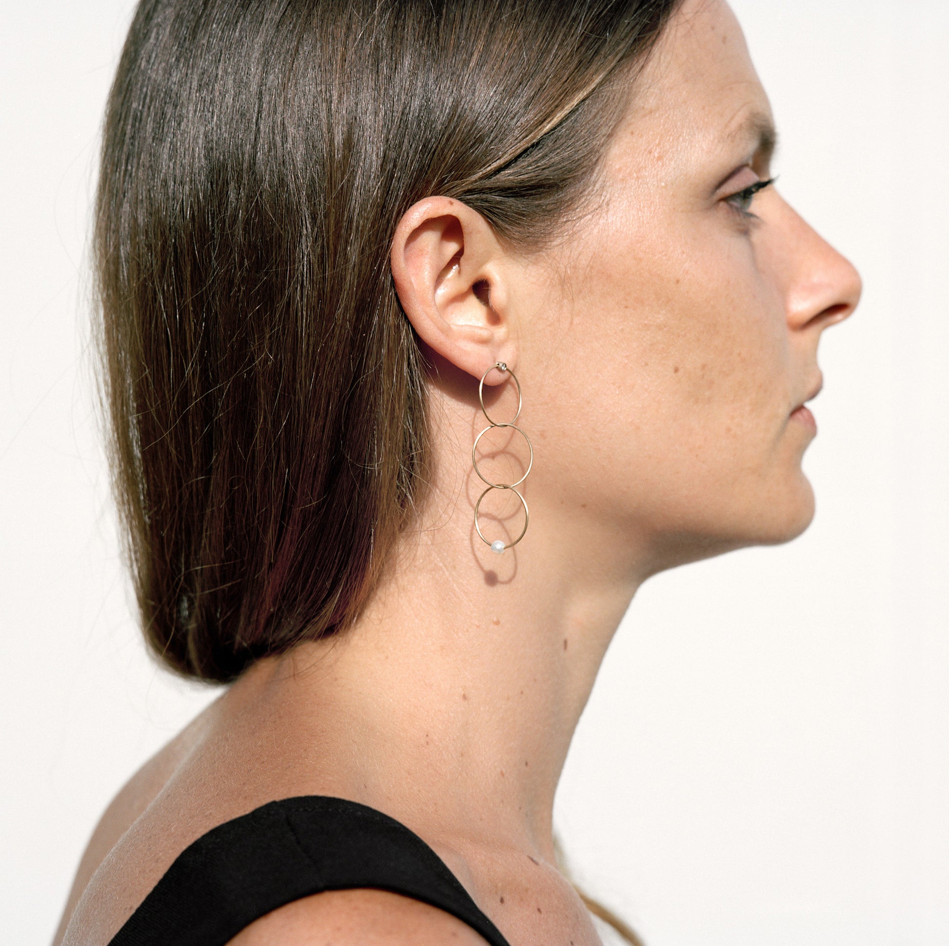 18Kt yellow gold hanging earrings with diamonds and akoya pearls worn by female ear - Triplo